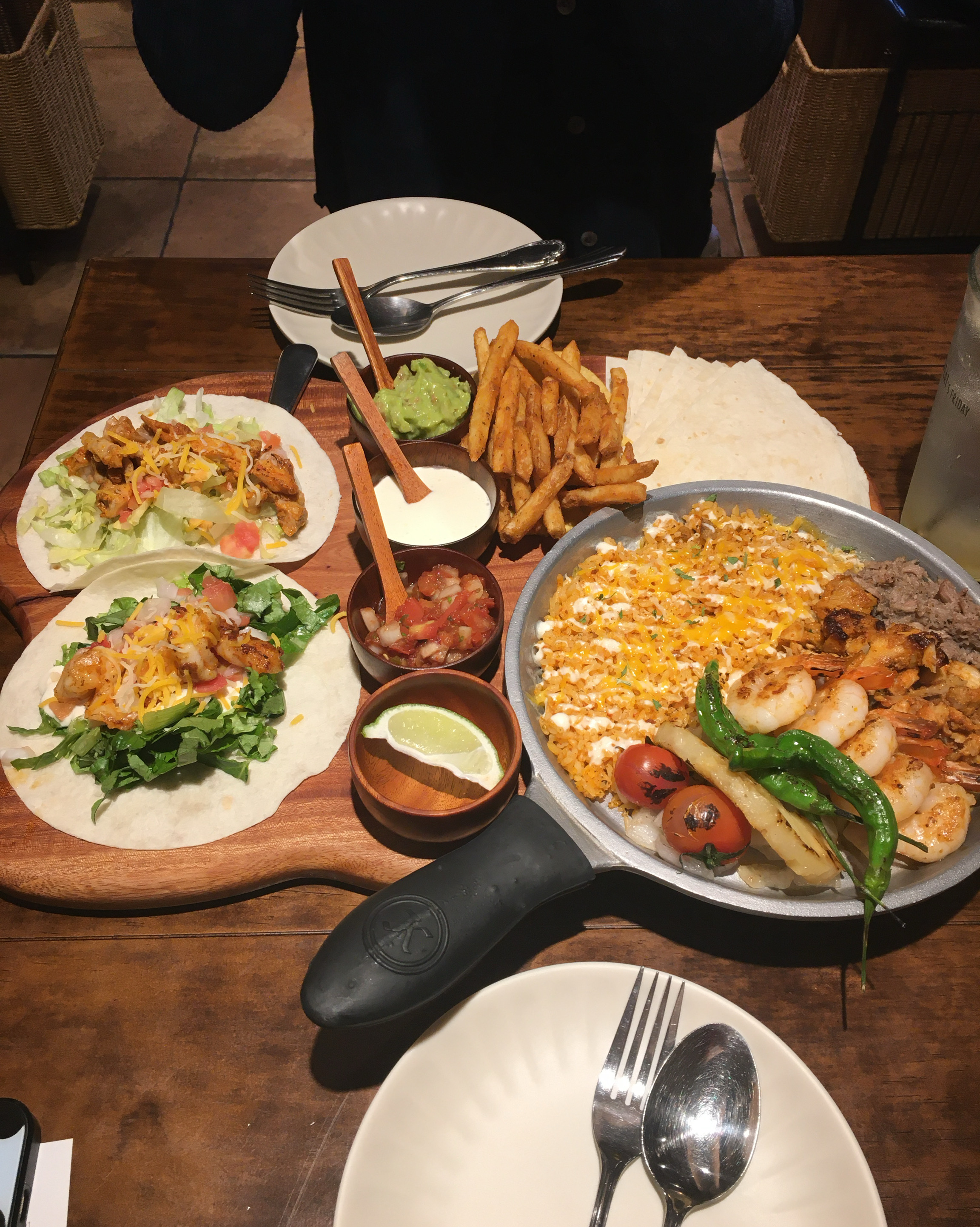 분위기가 좋고 음식도 맛있었어요!!! 웨이팅이 좀 있긴했지만 여러모로 만족합니다🤩🌮 - 안국역 맛집 갓잇 안국점