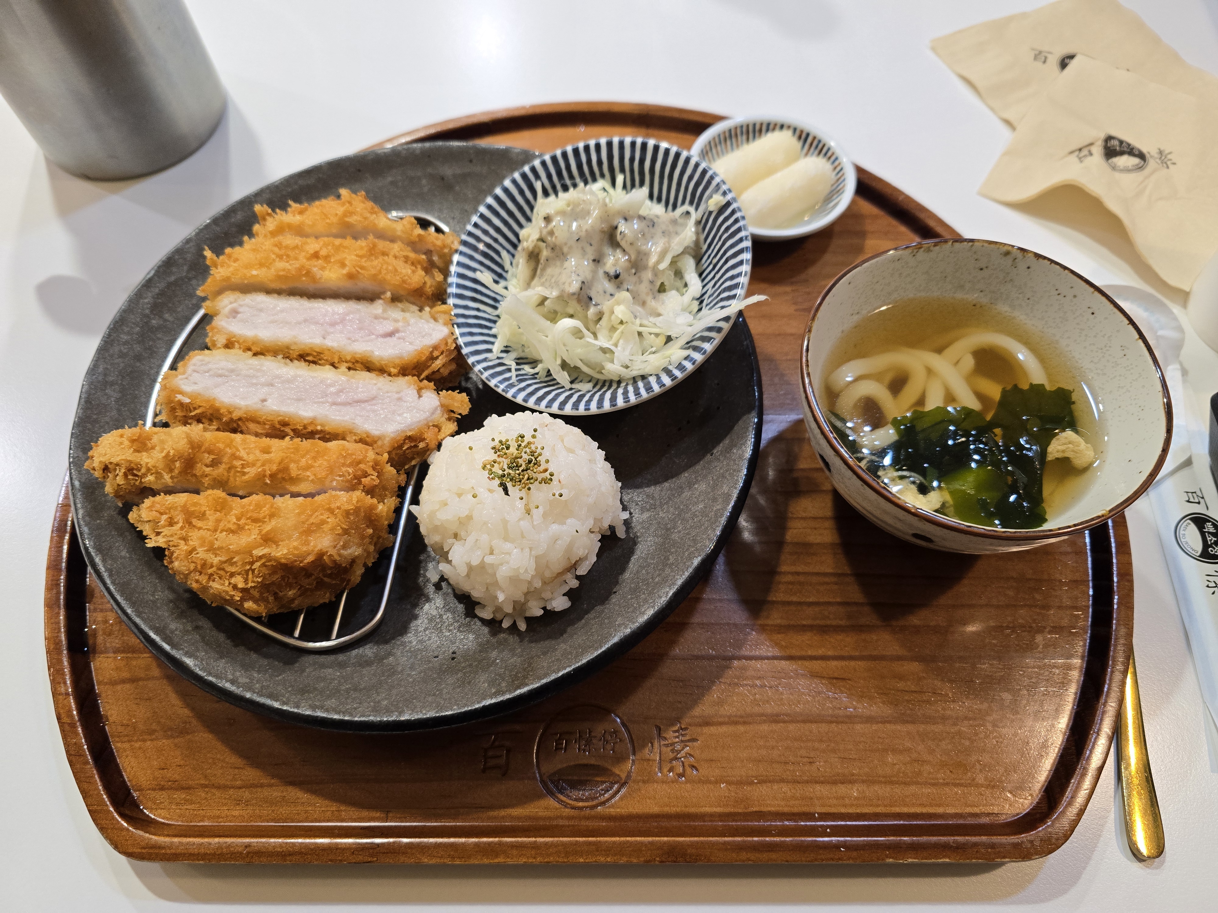 처음 매장 방문해서 먹어봤는데 되게 맛있고 셀프바의 깍두기랑 단무지도 잘 익어서 맛있었어요