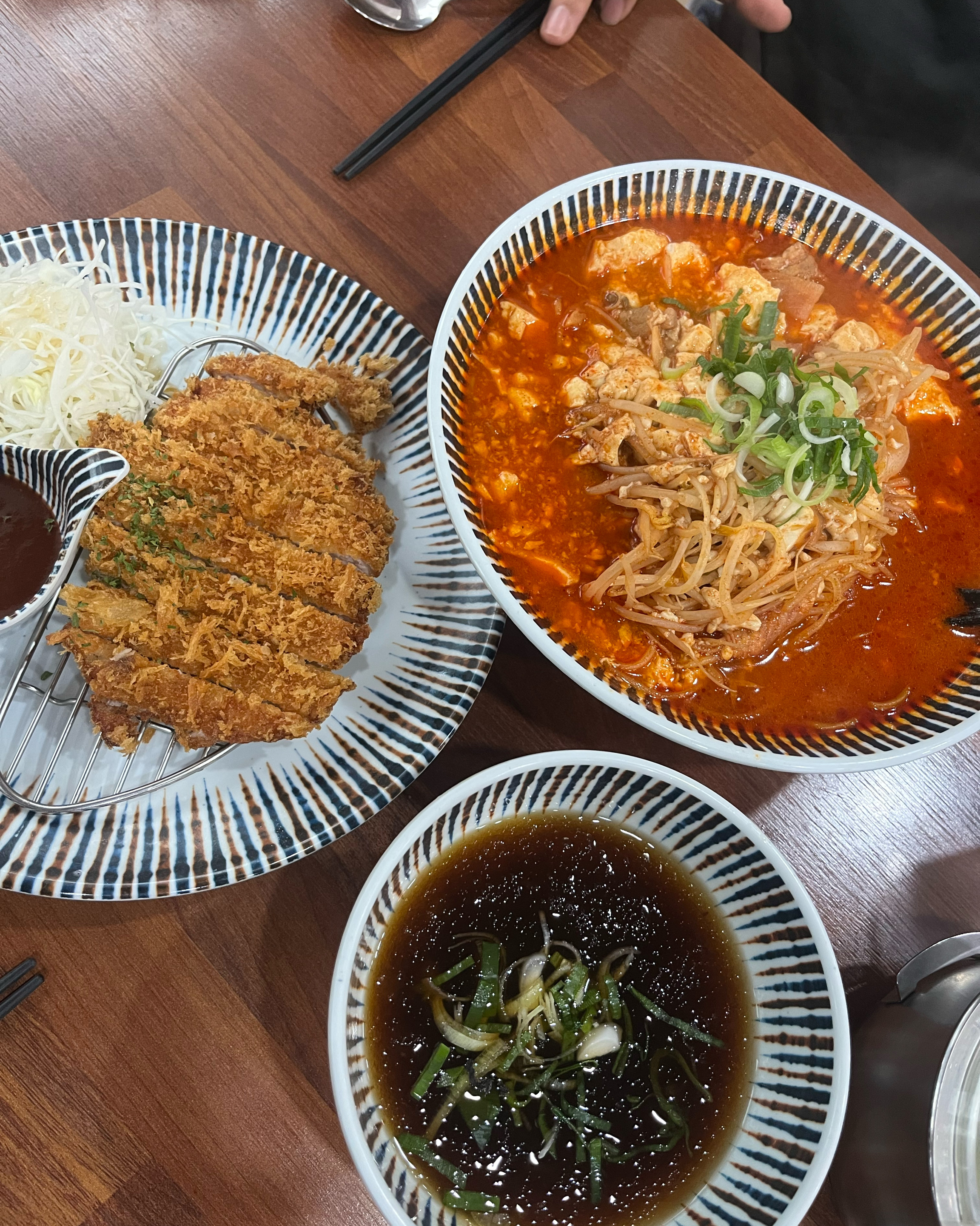 메밀 소바 맛있어요!! 그리고 짬뽕도 매콤하고 맛있네요 짬뽕면이 우동,소바 면인게 특이해요