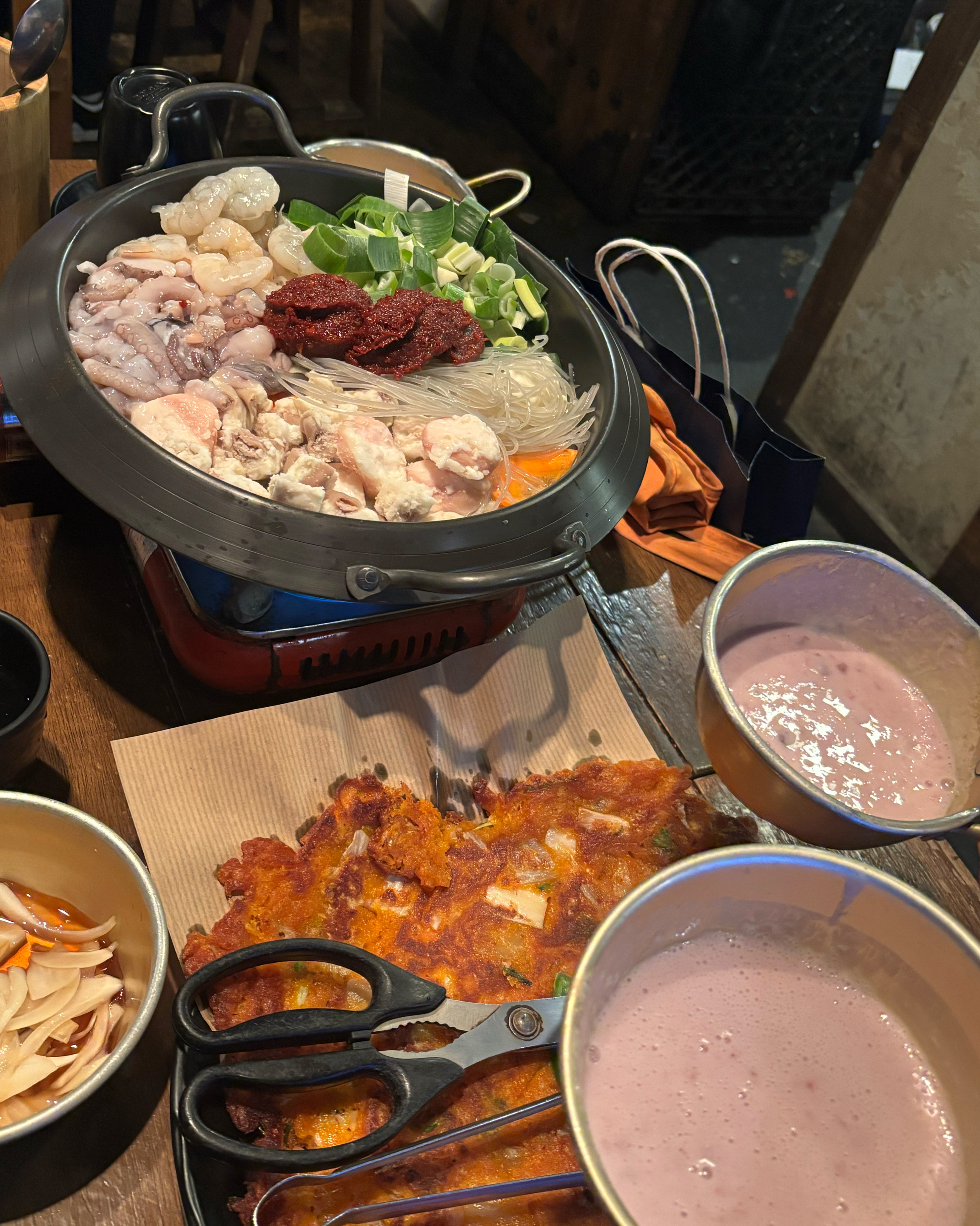 넘 맛있어용ㅎㅎㅎ 막걸리 종류 많아서 좋아여 웨이팅 좀 잇긴한데 추천해여 전은 꼭먹어보세요