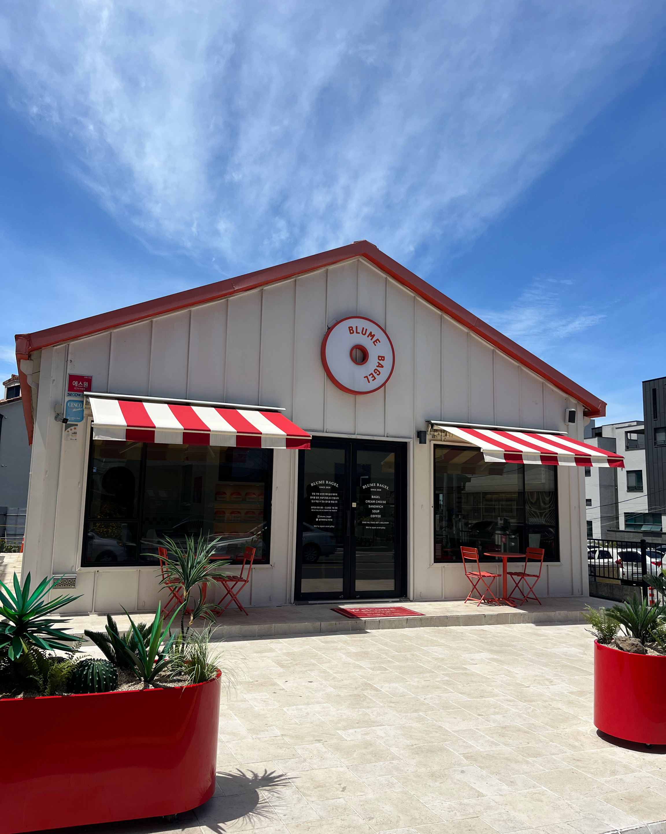 인테레어도 맘에들고 빵도 맛이썽요 ㅠ - 제주 맛집 블루메베이글