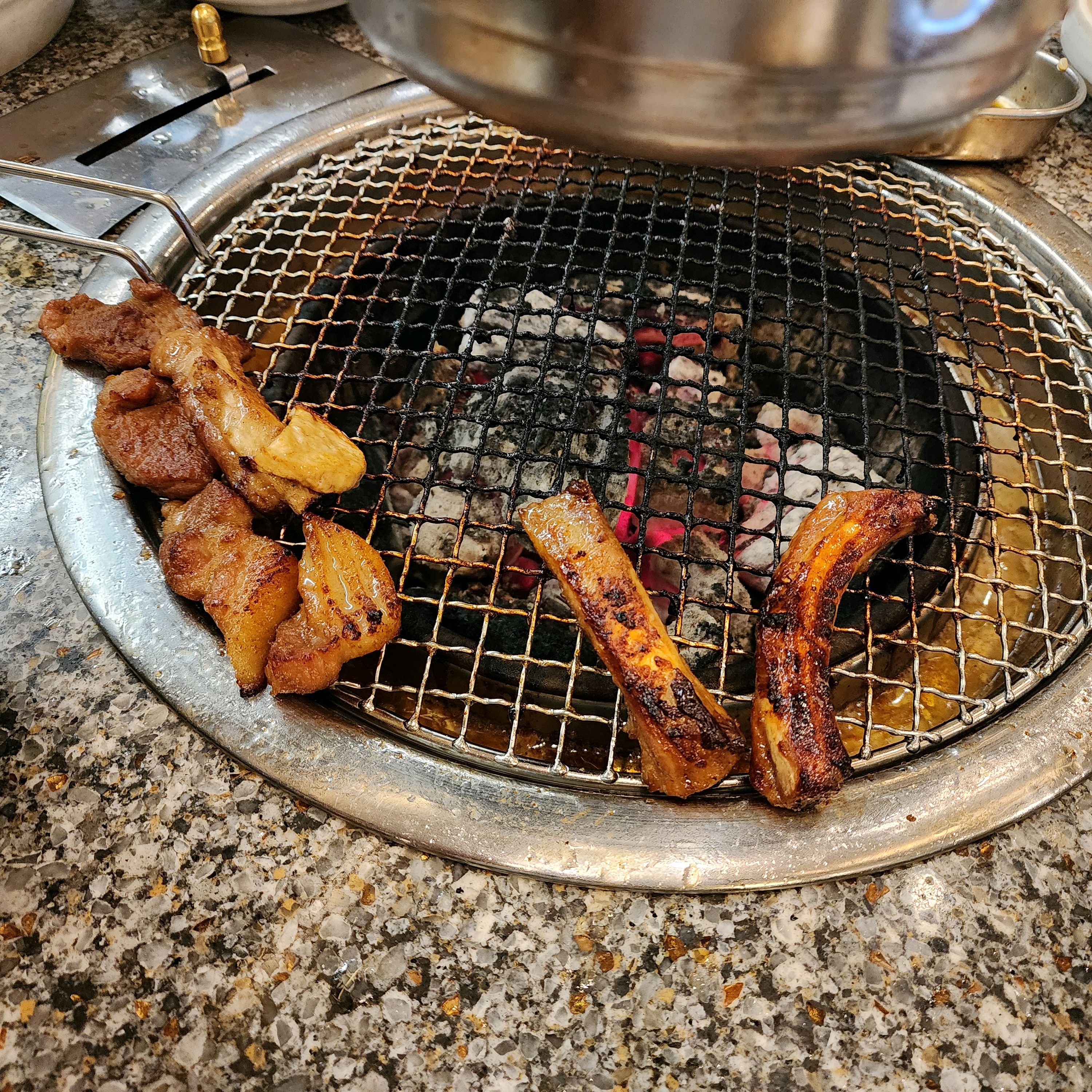 음식이 너무 맛있어요~!고기를 너무 잘 구워줘서 맛있게 잘 먹었습니다~질 좋은 고기 너무