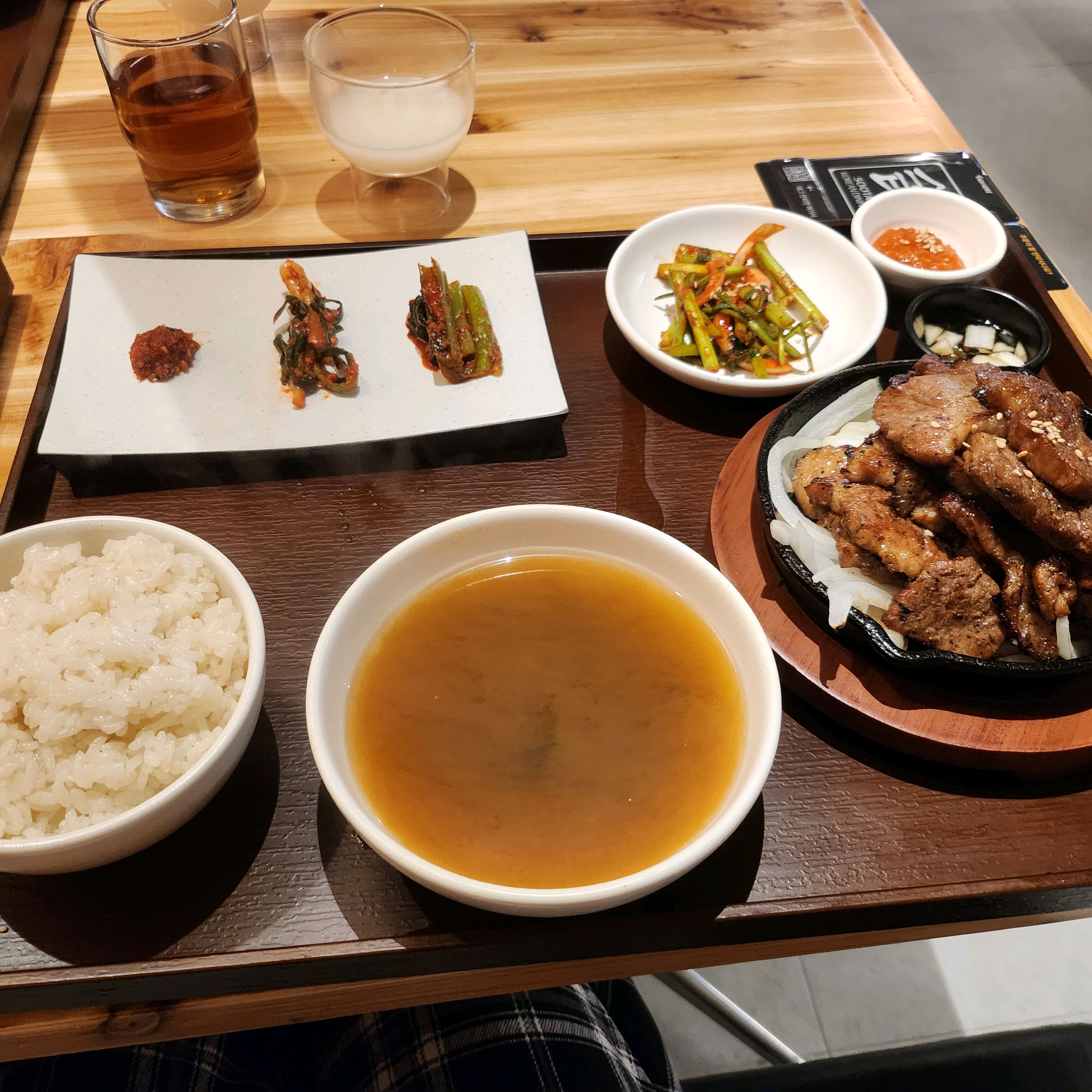 새로 오픈해서 왔는데 음식도 정갈하게 잘 나오고 너무 맛있어요!! 가격도 비싸지 않고 적당