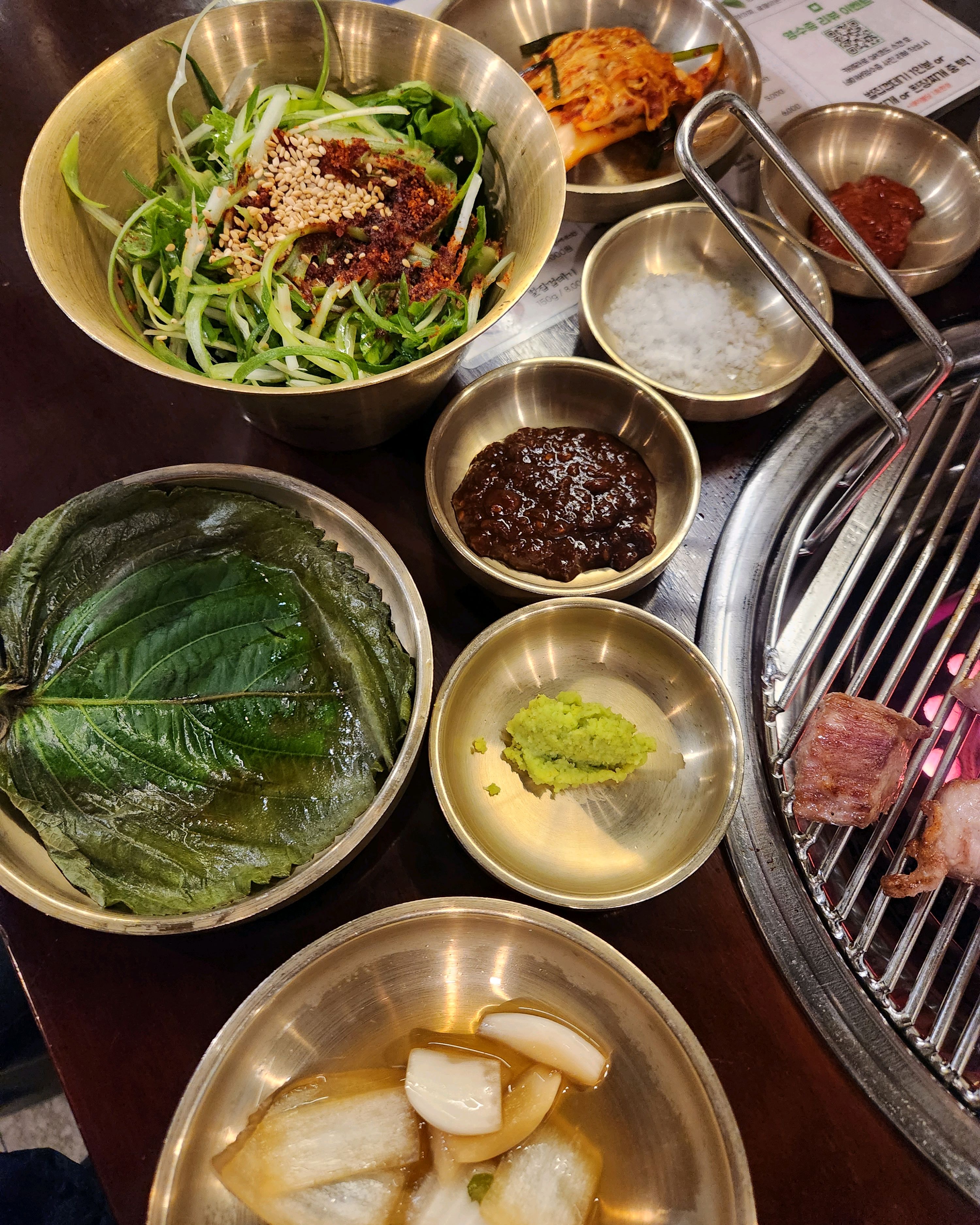 고기는 초벌해서 나오네요 아이랑 가면 아익꺼 김 식기 음료수 도 줘요 센스 있어요 이집