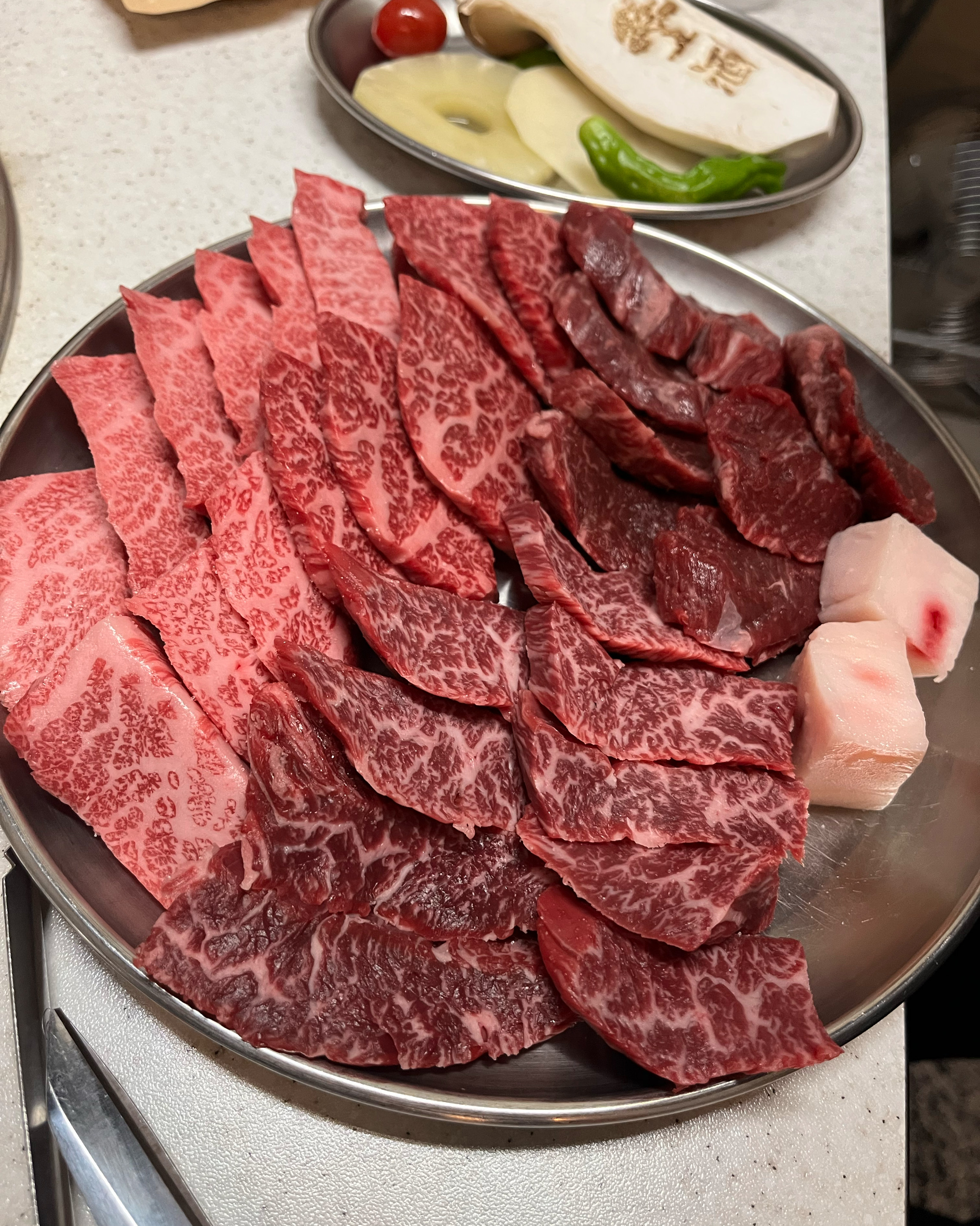 지인 추천받아 온 곳인데 진짜 맛있고 고기 부위도 다양해요! 전부 부드럽고 입에서 녹아요.