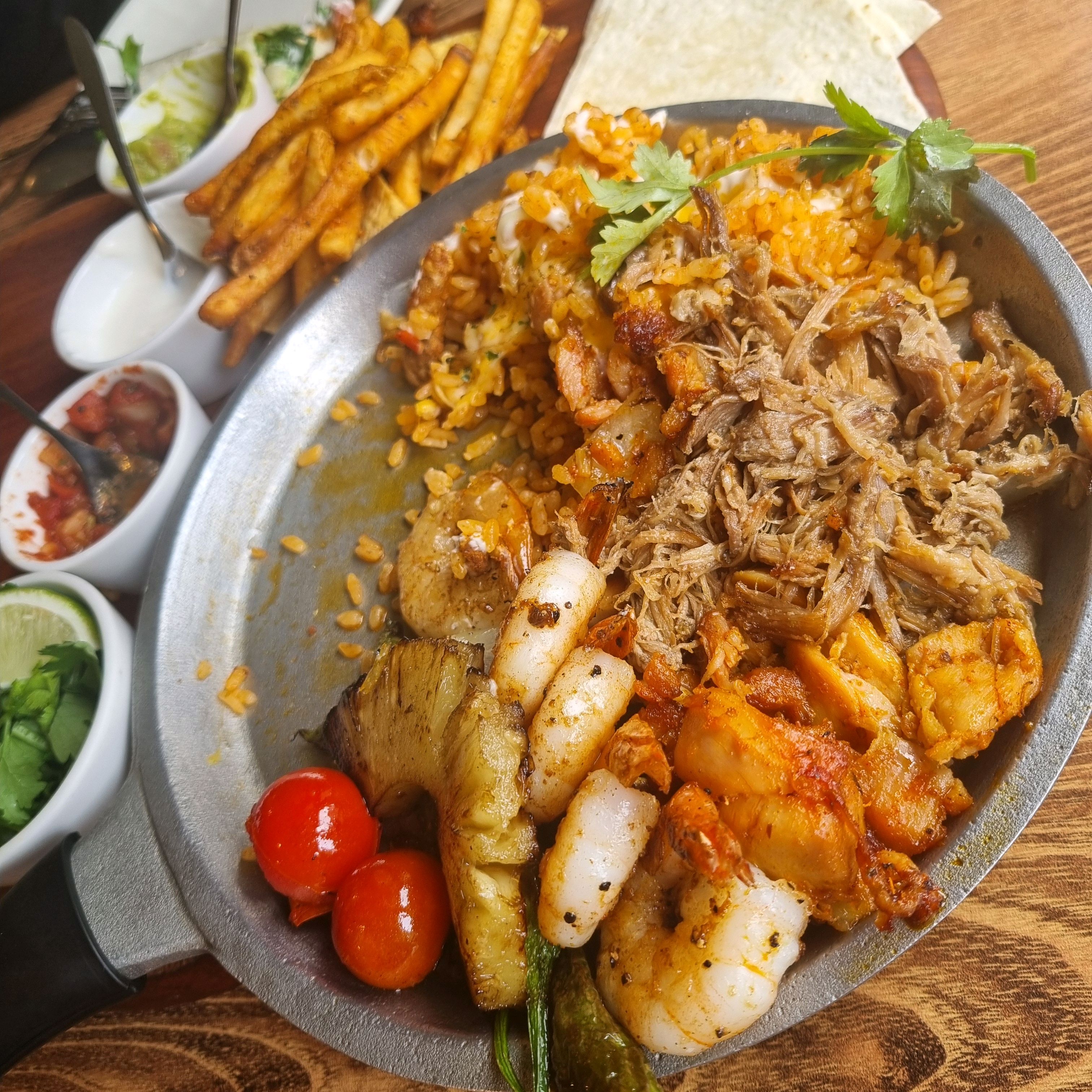너무 맛있어서 먹기전에 사진을 못찍고 먹는 도중 찍었어요.....타코 집 많이 가봤는데 소