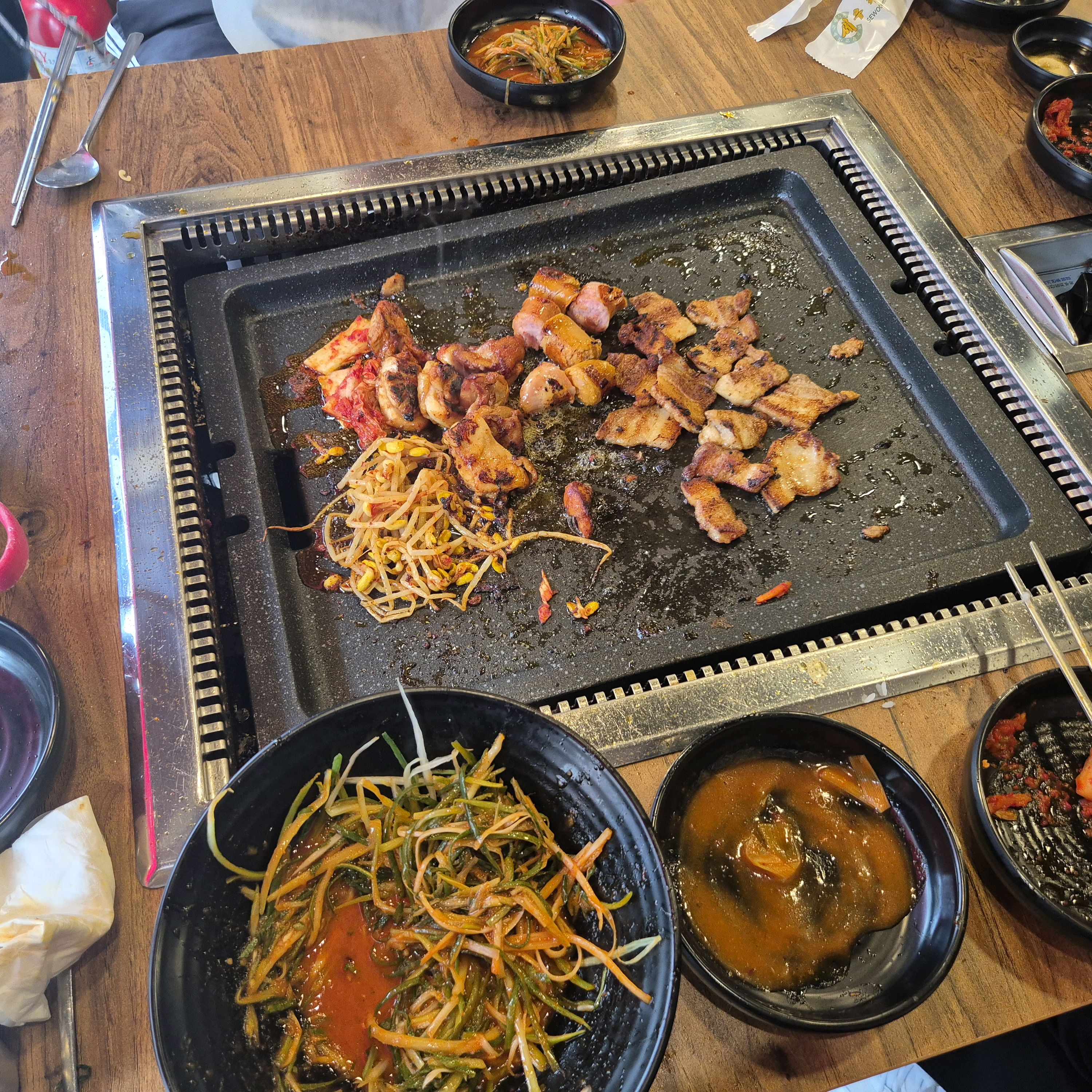 가격대비 샐러드 바가 많이 있고 맛도 개 맛있어요!! 그리고 라면도 있어서 느끼함이 싹 가