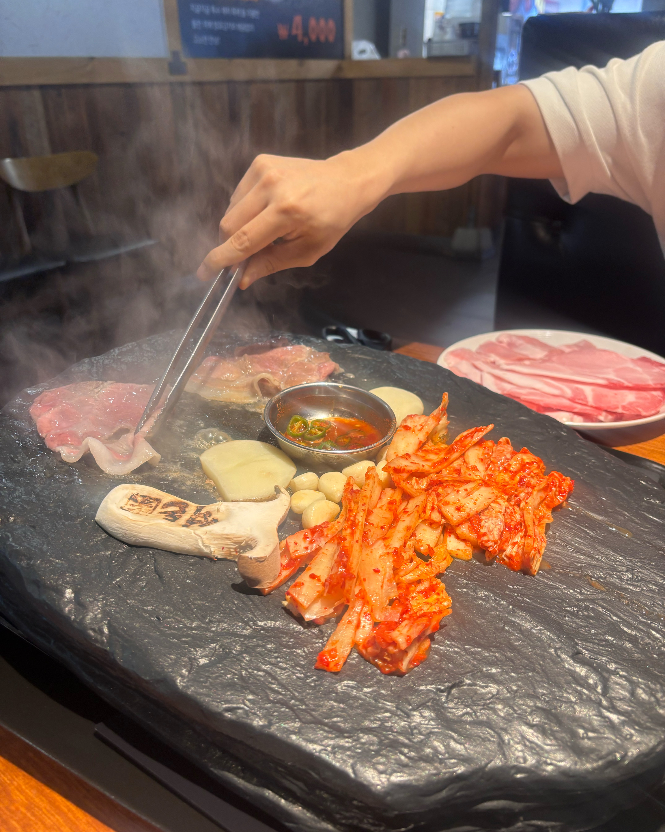 주안에 새로 생겼다해서 다녀와봤는데 돌판에 구워먹는것도 신기하고 맛도좋은데 가성비까지 있어