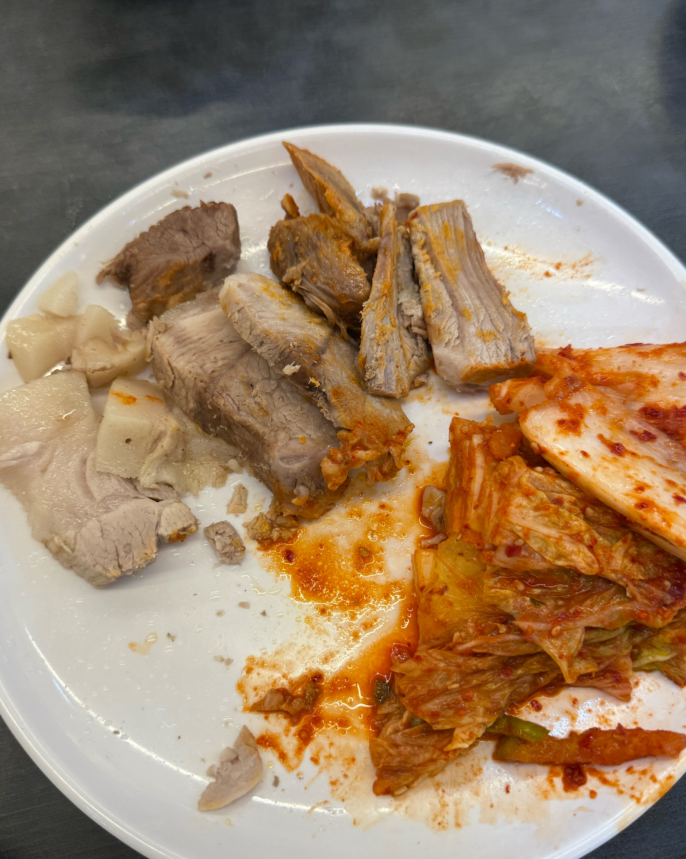 첫 타임 방문이였는데 이딴 고기로 엉업하지맙시다 - 성수 맛집 훼미리손칼국수보쌈
