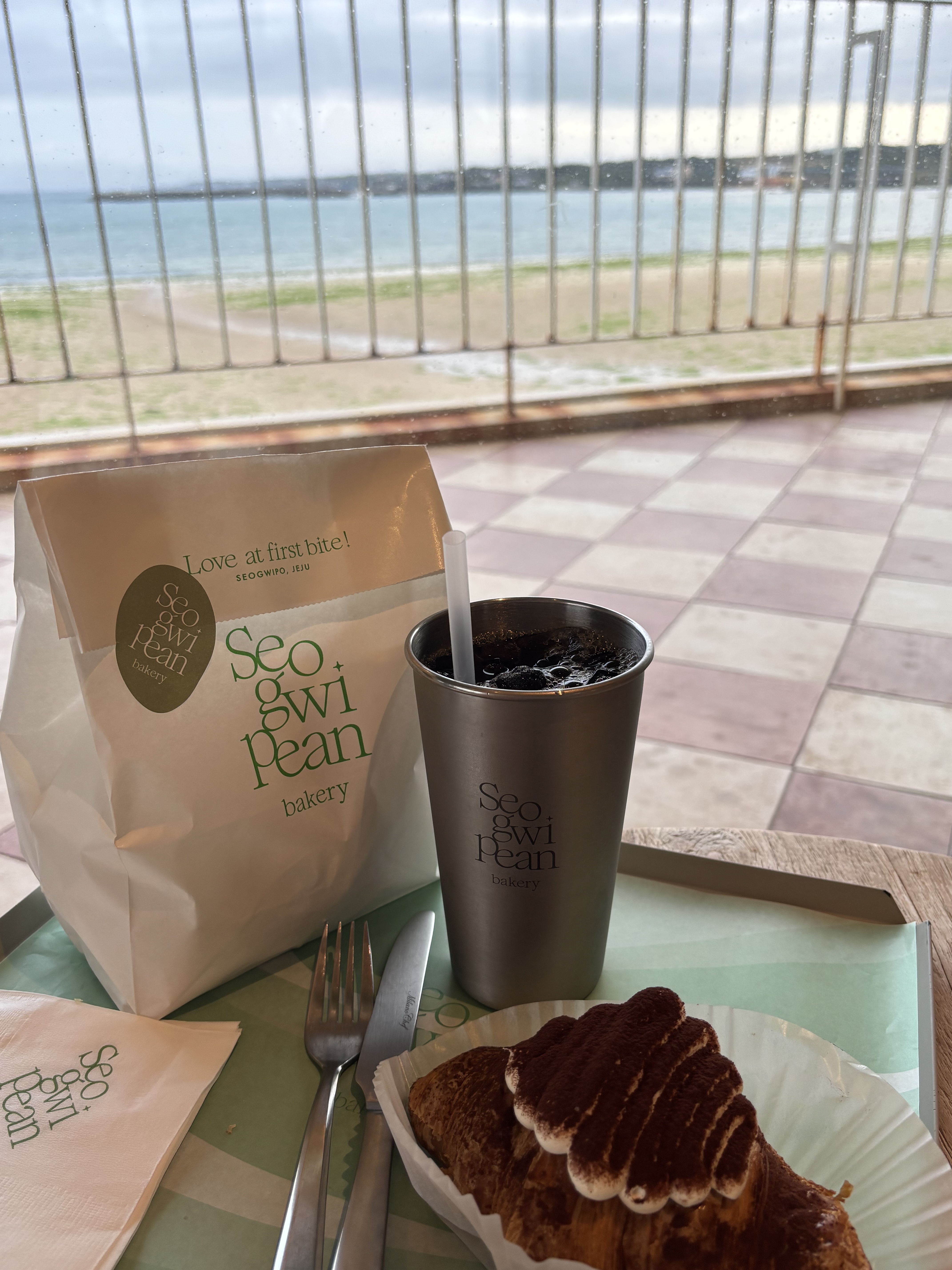 뷰도 넘 예쁘고 빵도 맛있고 드립 커피도 너무 맛있게 먹고 가요! - 제주 맛집 서귀피안 베이커리