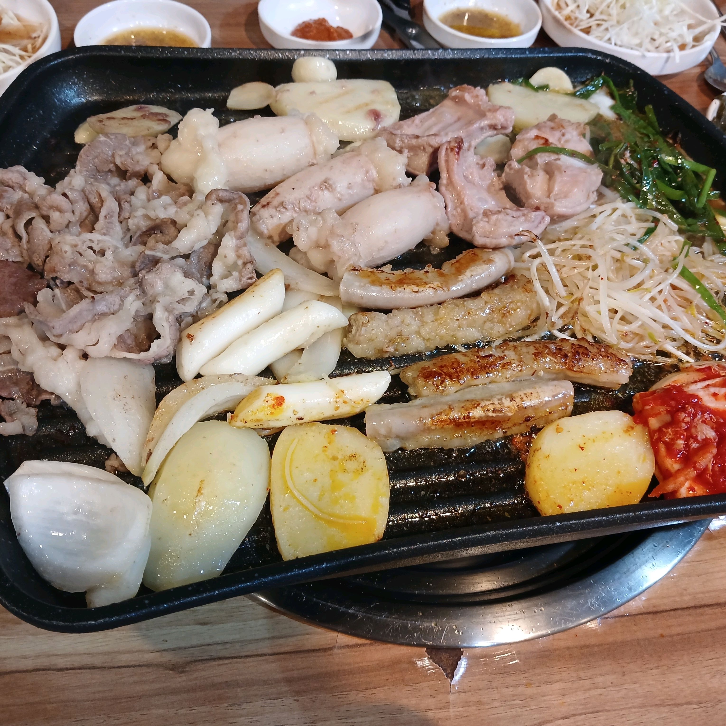 직장동료 추천으로 저녁 외식하러왔는데 구성도 알차고 가게에 사람이 많은 이유를 알겠네요ㅎㅎ