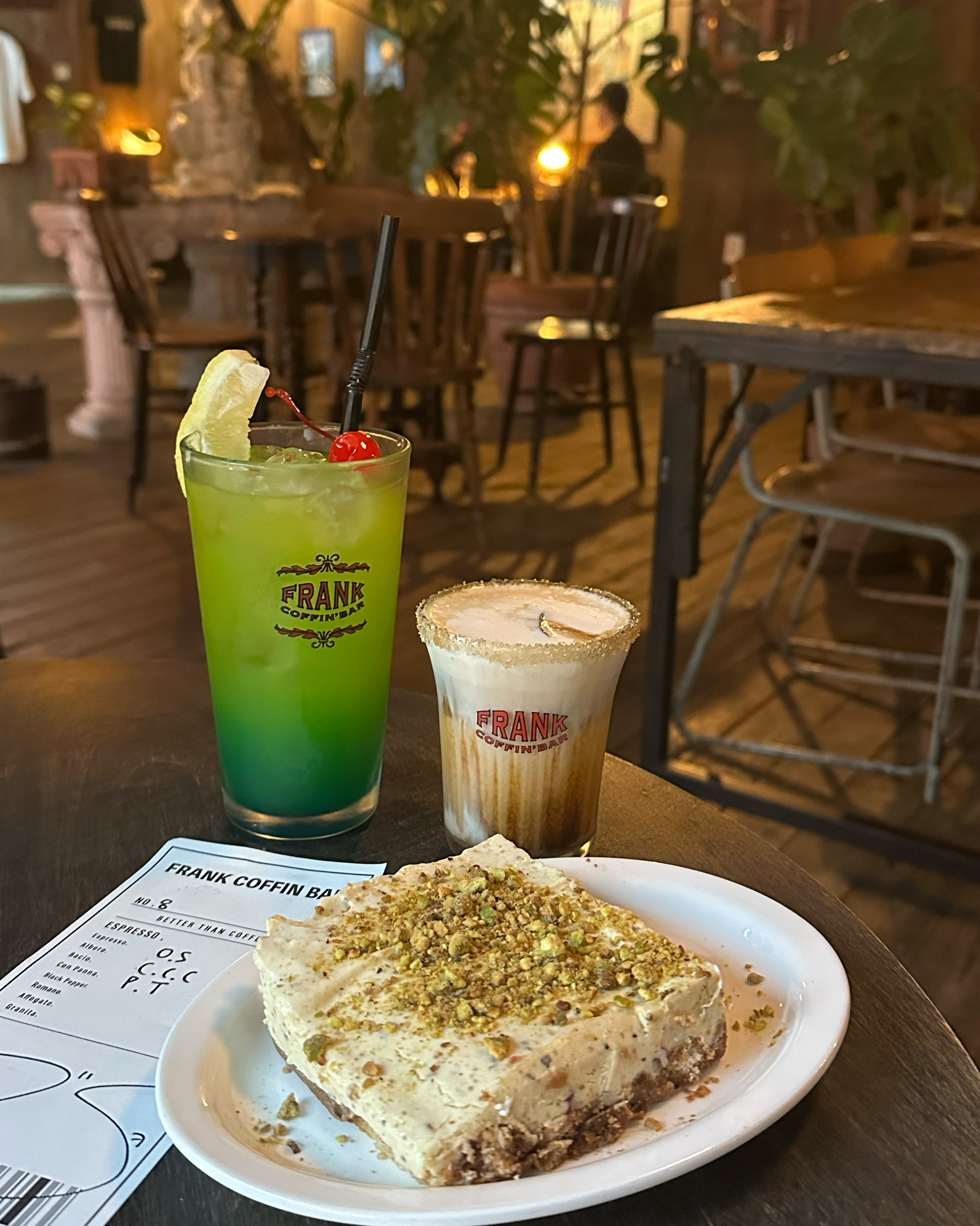 아늑하고 너무 좋아요! 커피랑 피스타치오티라미수 너무 맛있어요!! - 대전 맛집 프랭크커핀바 대전둔산점