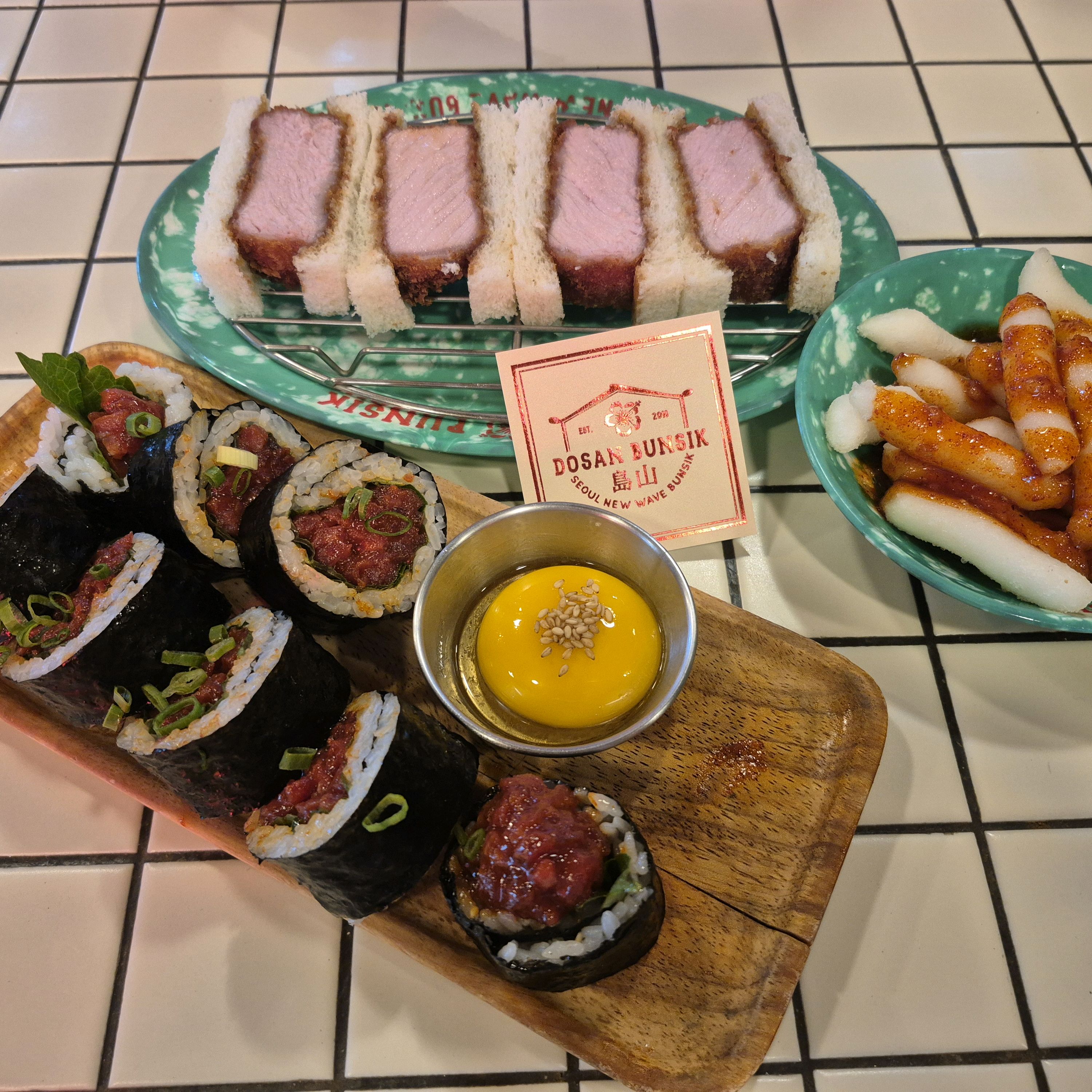 브레이크타임 끝날때 오니 대기없이 바로 입장 가능했습니다 육회김밥 돈까스 샌드 떡튀김 무엇