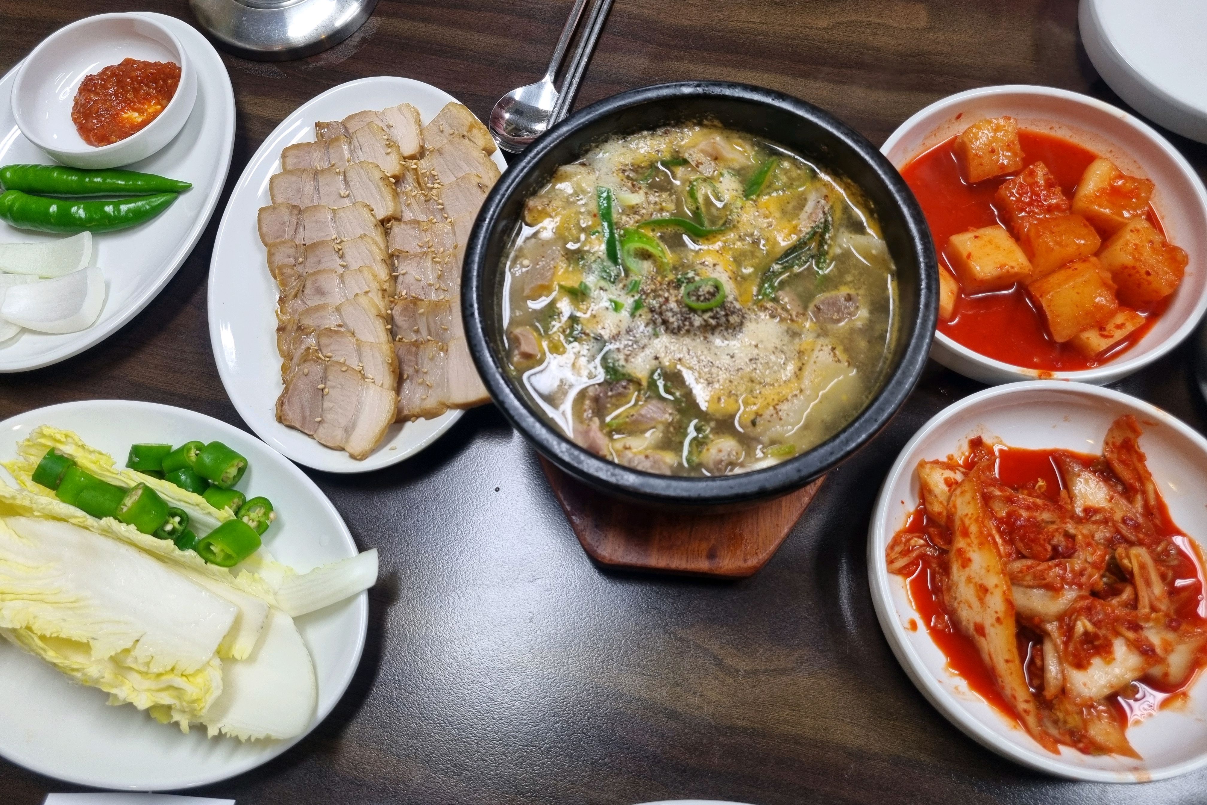 순대국이랑 삼겹수육이랑 한잔하기좋아요 김치랑깍두기진짜맛있어요 전라도식 찐한김치입니다!! - 인천 맛집 순대일번지 송도점