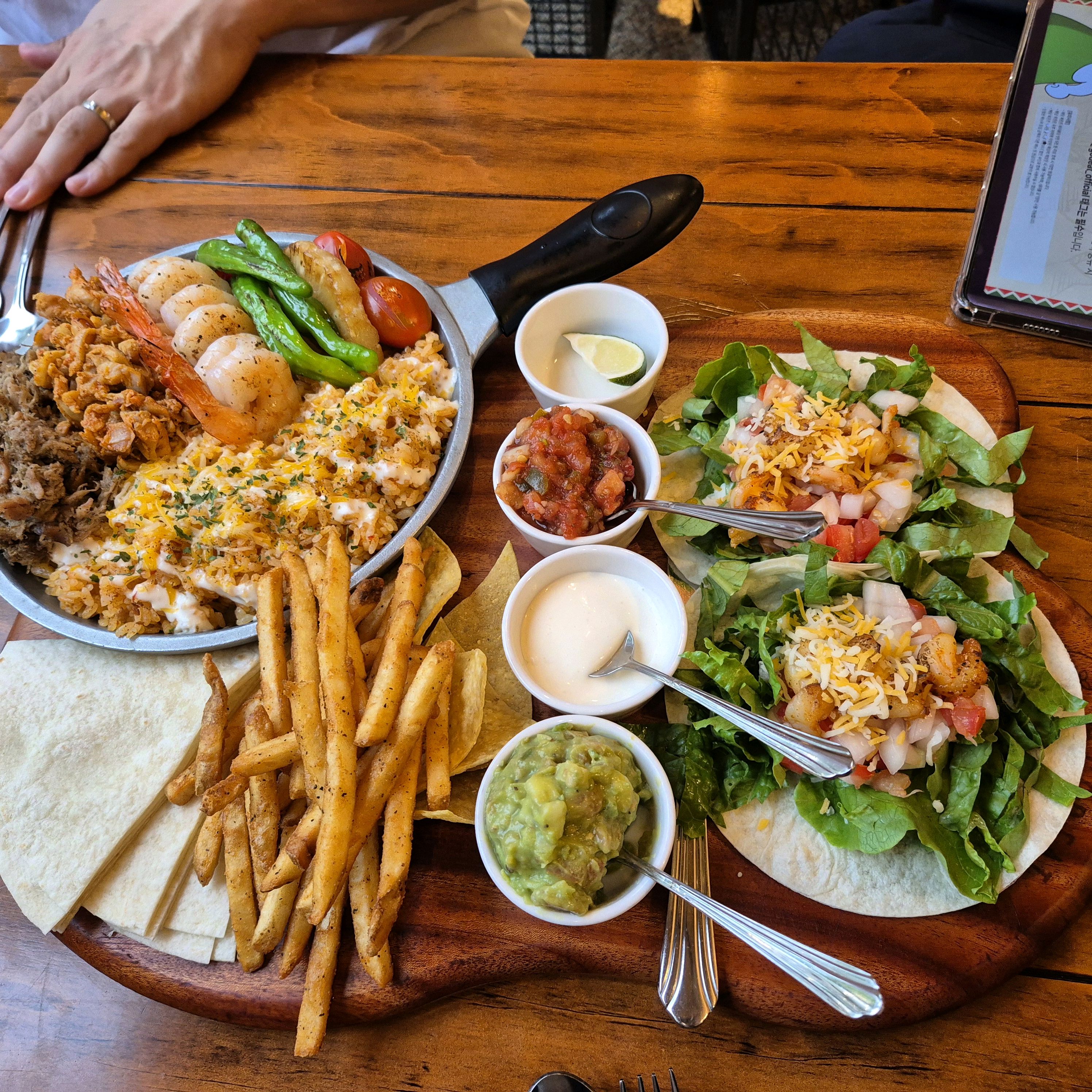 맛있어요, 저학년 아이도 안매워서 잘 먹습니다! 매장도 깨끗해요^^ - 서판교 맛집 갓잇 서판교점