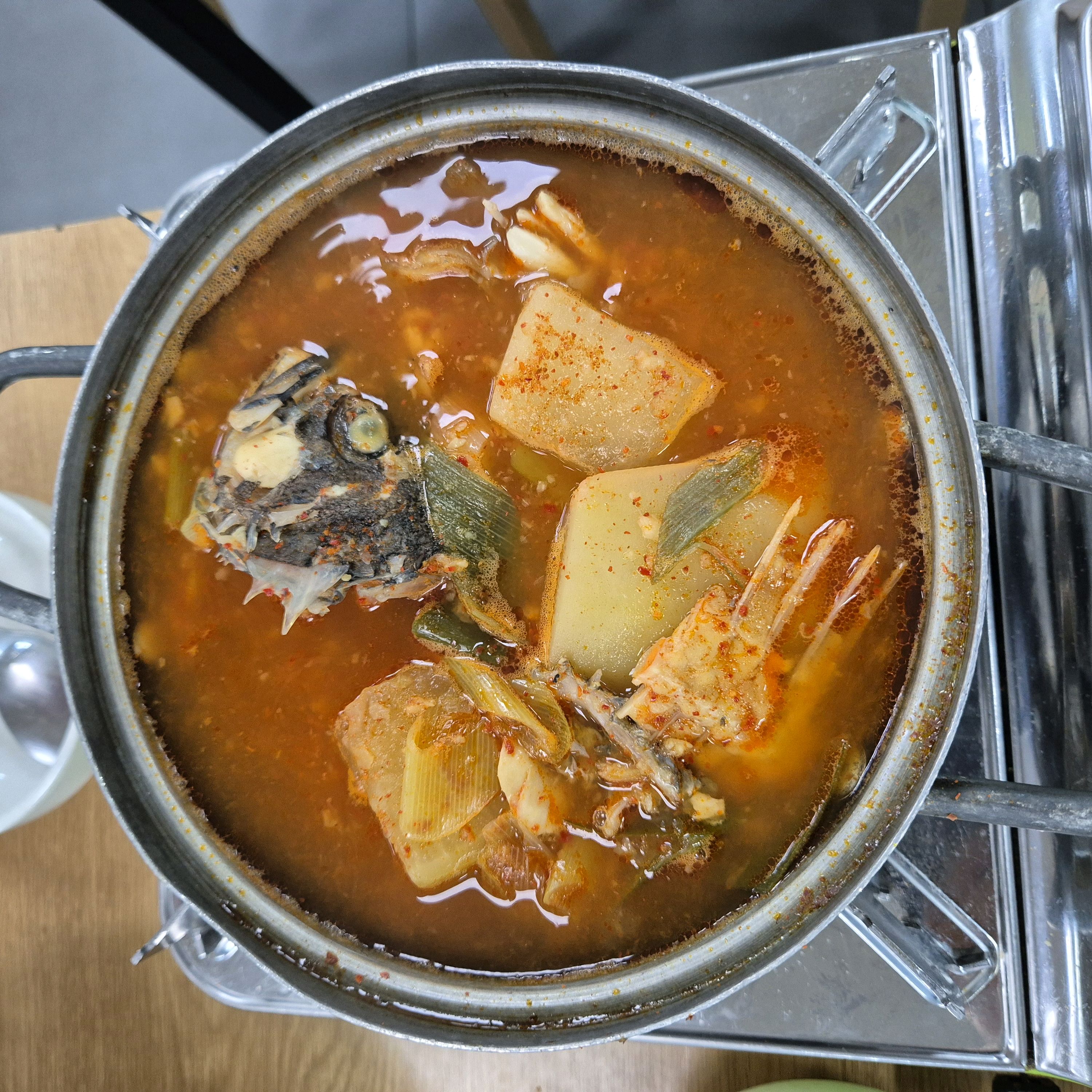 이제 날씨도 따뜻하니 물회가 땡기네요 시원하코 매콤한 물회 먹으로 회신물회로 와야겠죠 회 