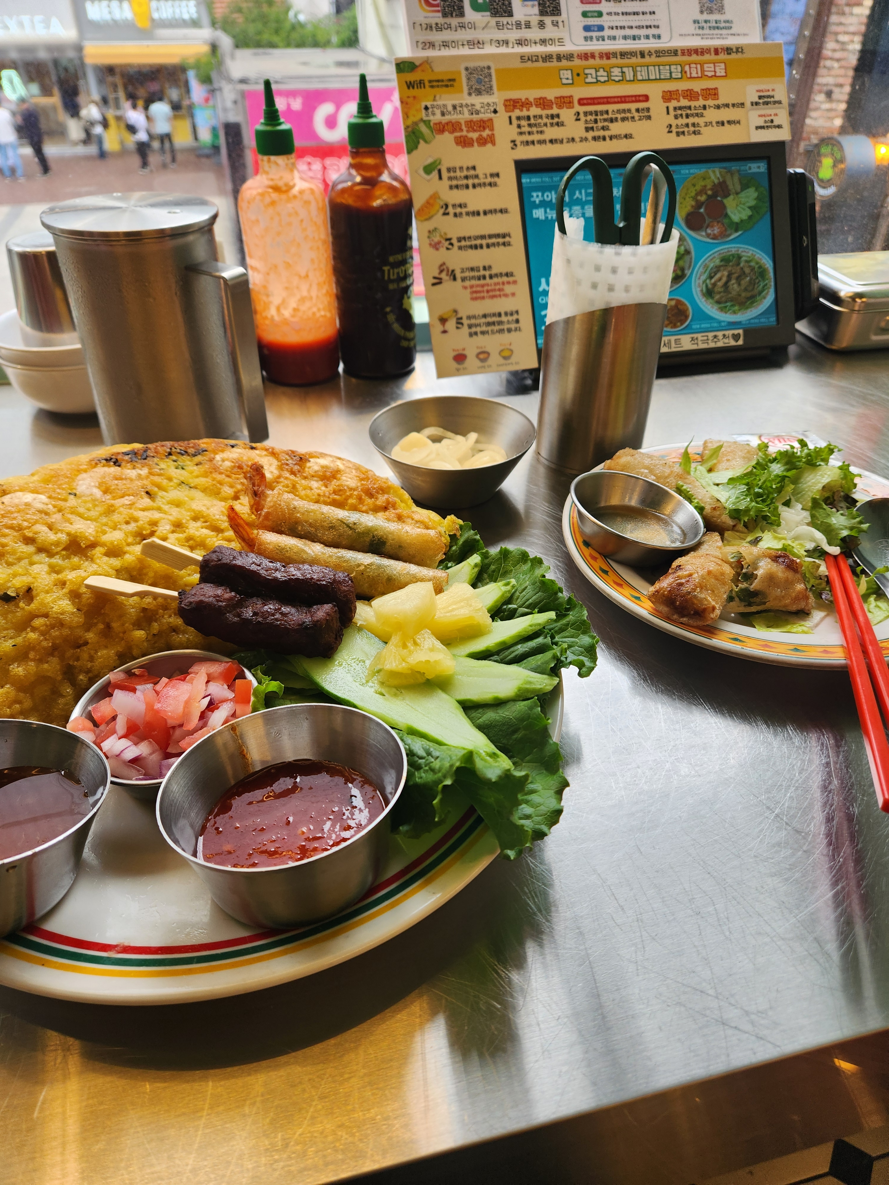 즐거운 주말을 보낼 겸 맛있는 식사하러 반세오와 넴을 주문했습니다.^^ 또 주문하고 싶을