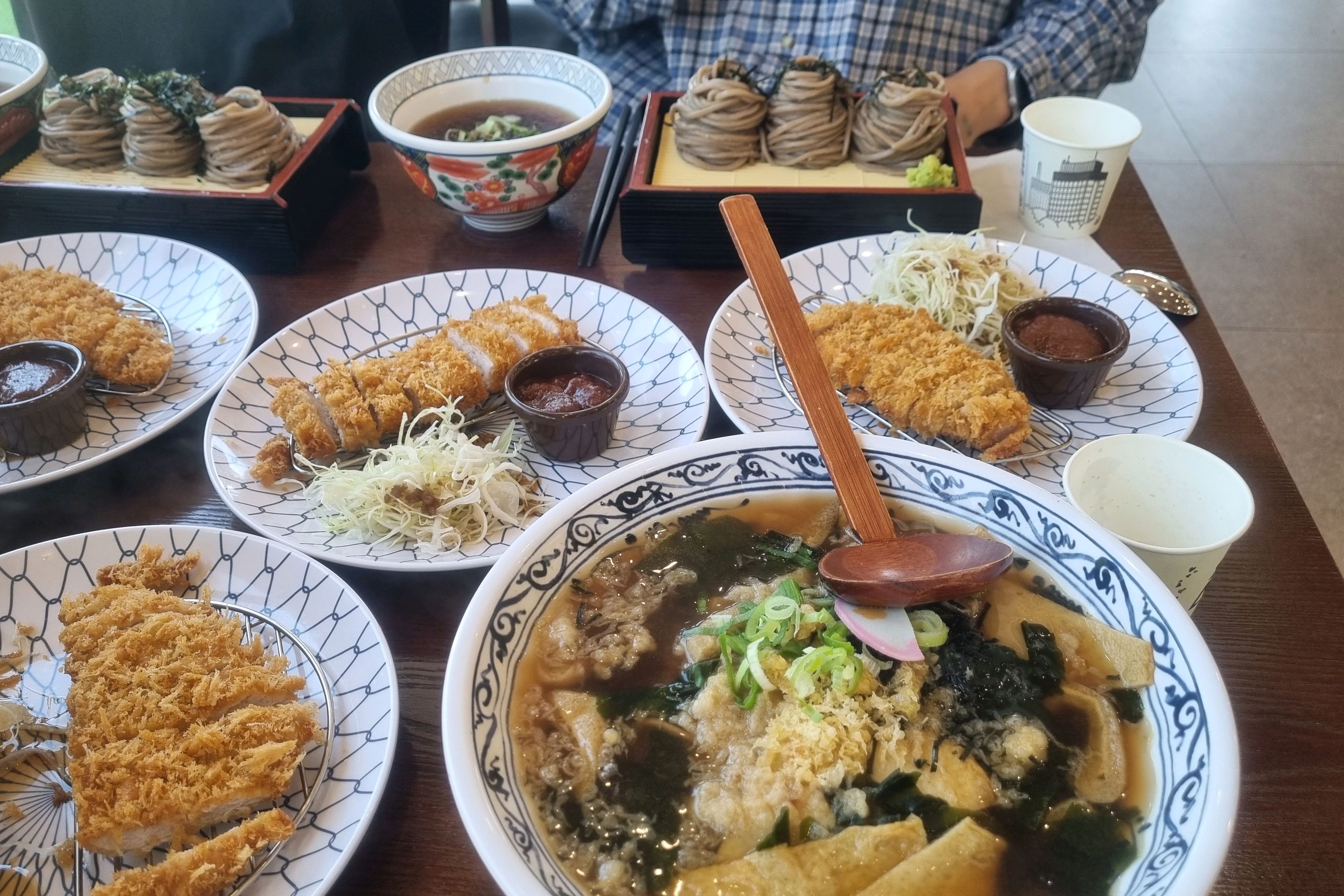 삼동소바 여남점에서 냉소바, 온소바, 돈까스를 먹었습니다. 면은 쫄깃하고 육수는 깔끔해서