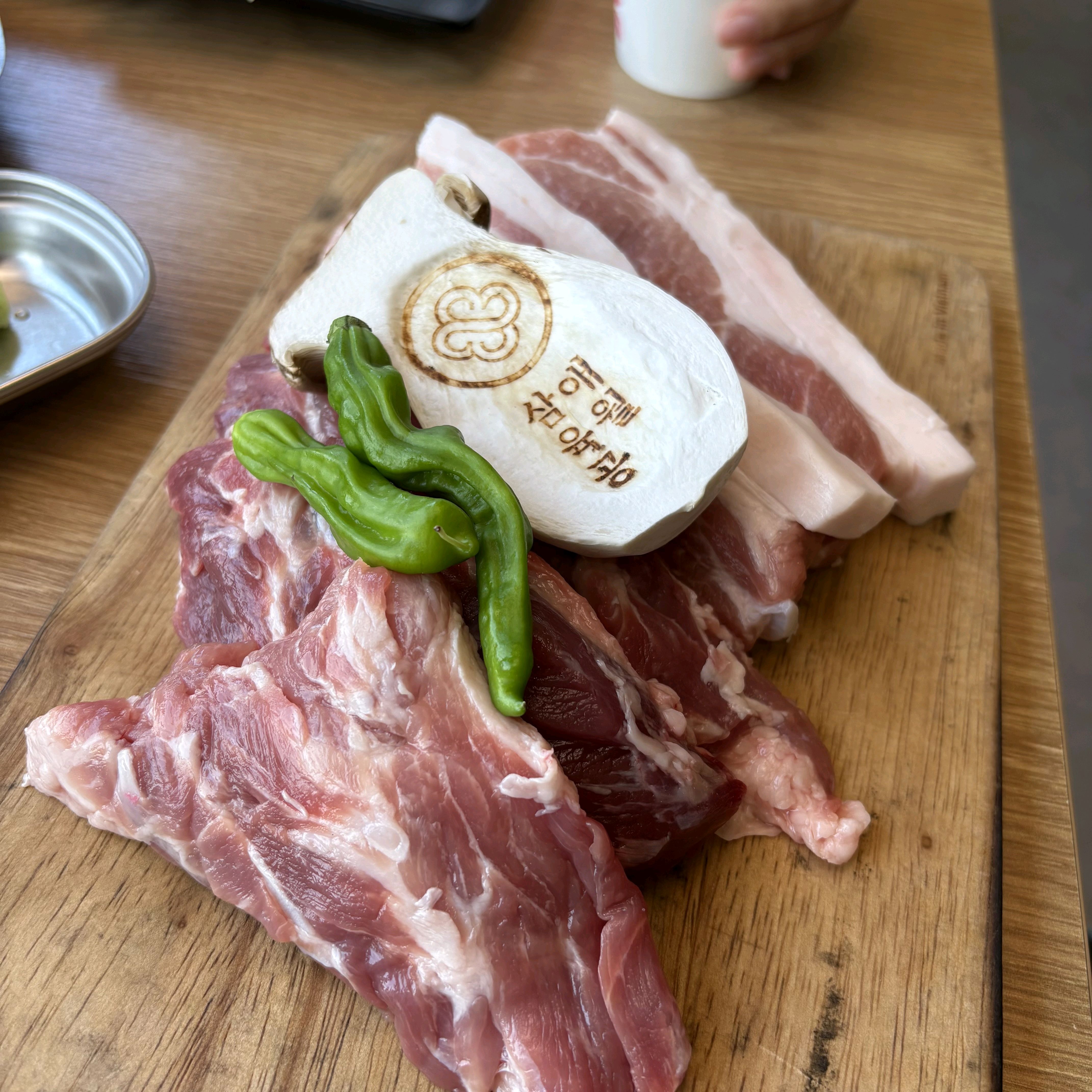 바다뷰에 너무 깔끔하고 - 제주 맛집 애월 삼육공본점 숙성흑돼지