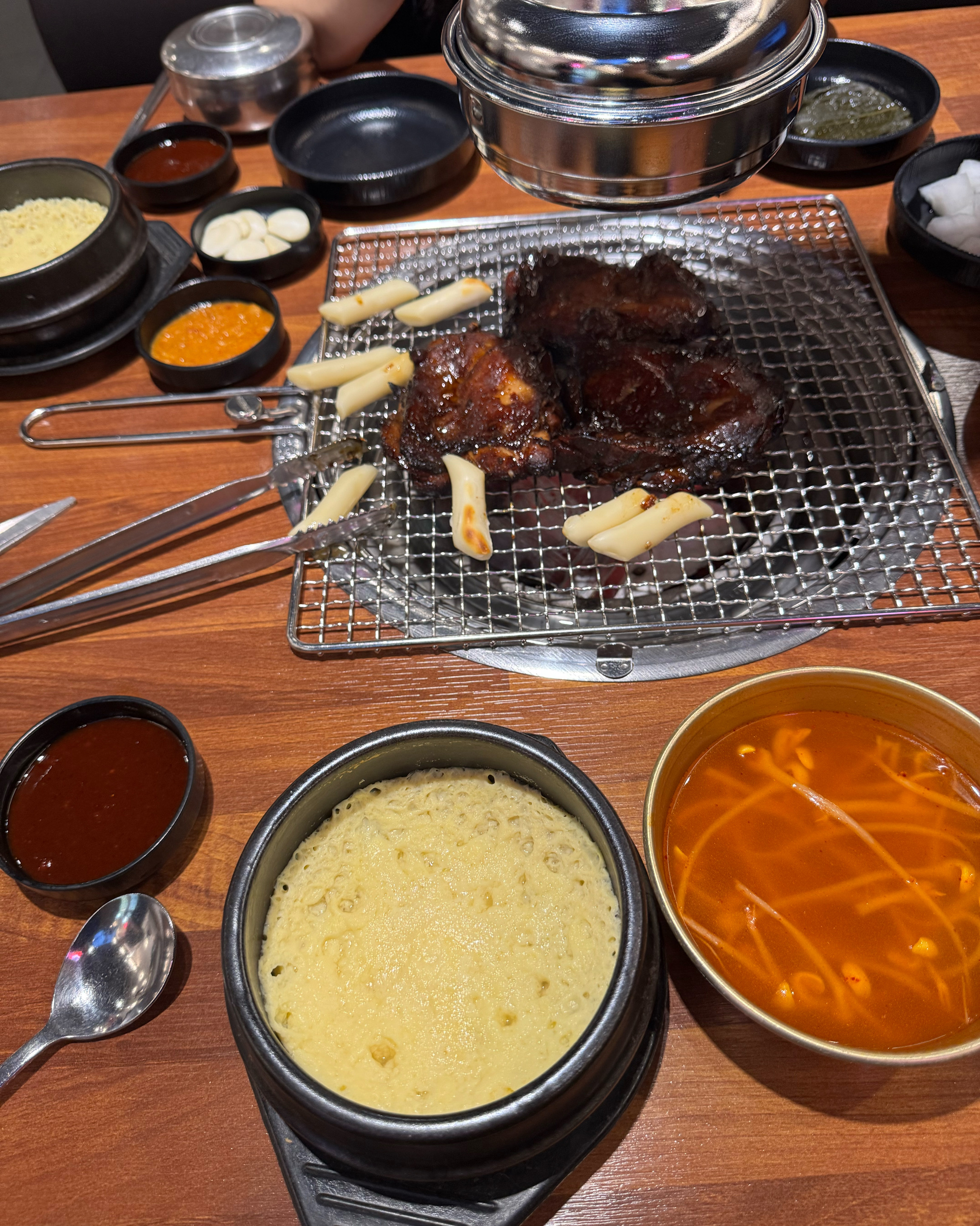 와 닭구이 처음 먹어보늗데 정말 맛있고 닭구이만 맛있는게 아니라 밑반찬 콩나물국 계란찜 너