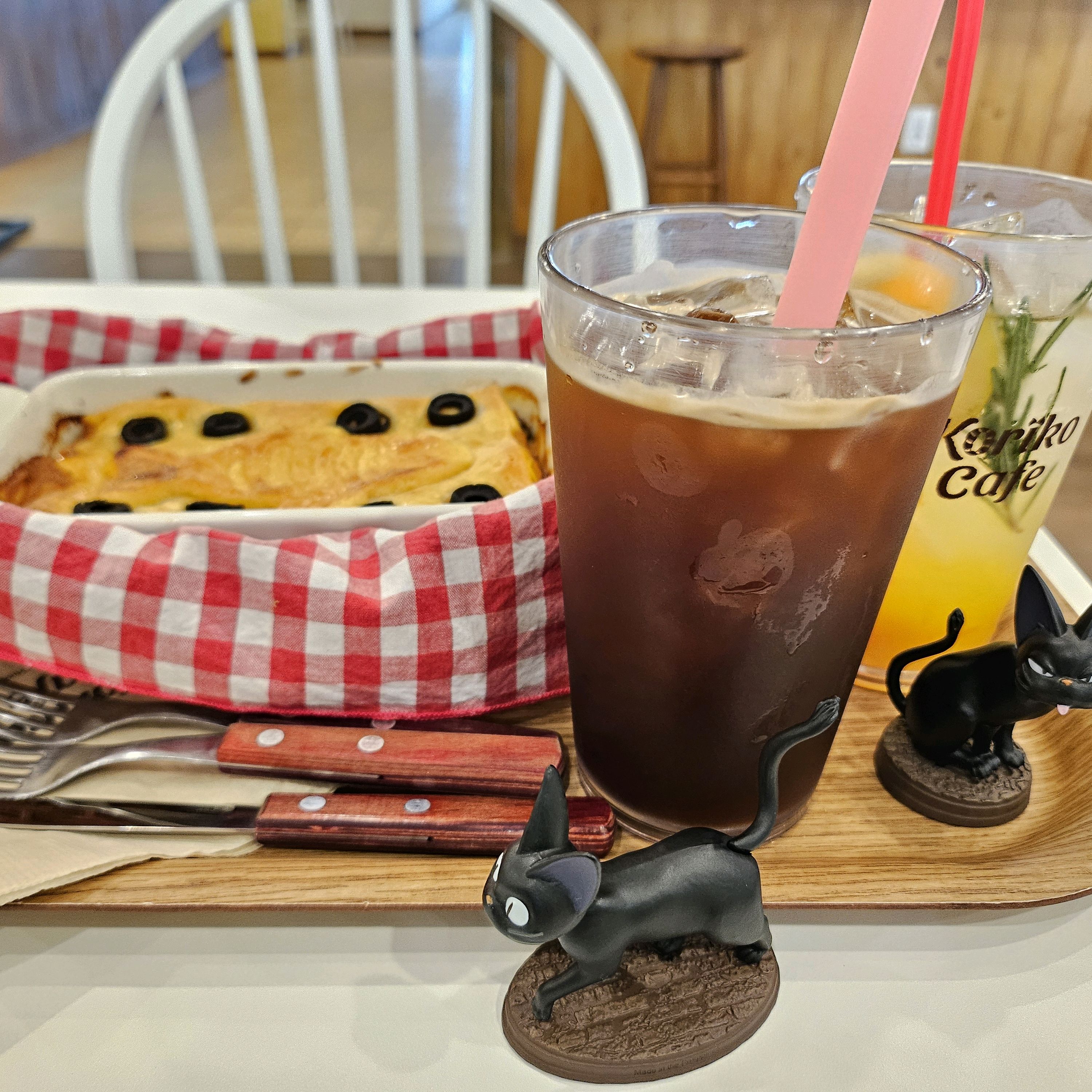 카페가 너무 예뻐요. 제주에 와서 와본 카페중에 제일 힐링됩니다. 커피도 맛있고 연남 코리