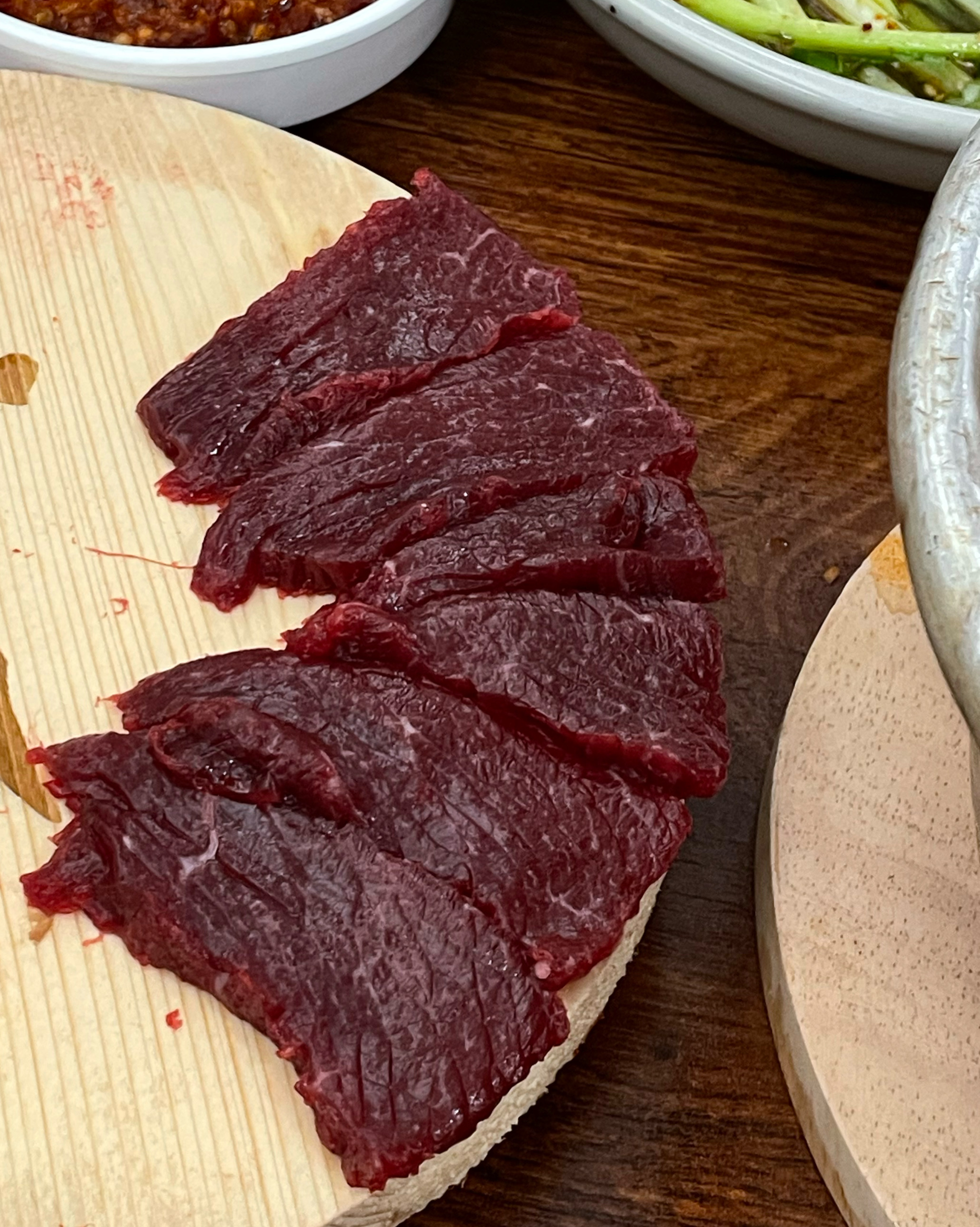 뭉티기 신선하고요 양념에 올려두고 더 맛있고요. 양지 오드래기 세트로 시키면 술 잘들어가요