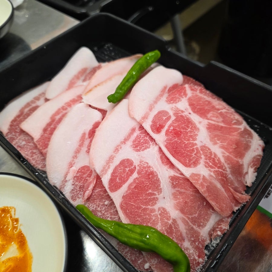 근래 먹었던 고기중에 진짜 제일 맛있게 먹은 것 같아요! 쫄목살이 냉삼같을 줄 알았는데 와