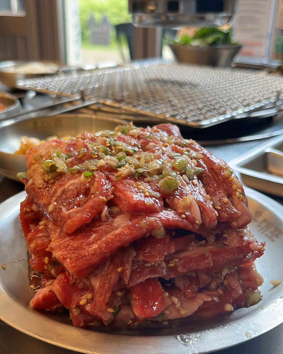 고기를 산처럼 쌓아주시고 너무 친절하세여!!!! 고기도 너무맛있어용~~ 양념이 쏙쏙베여있어