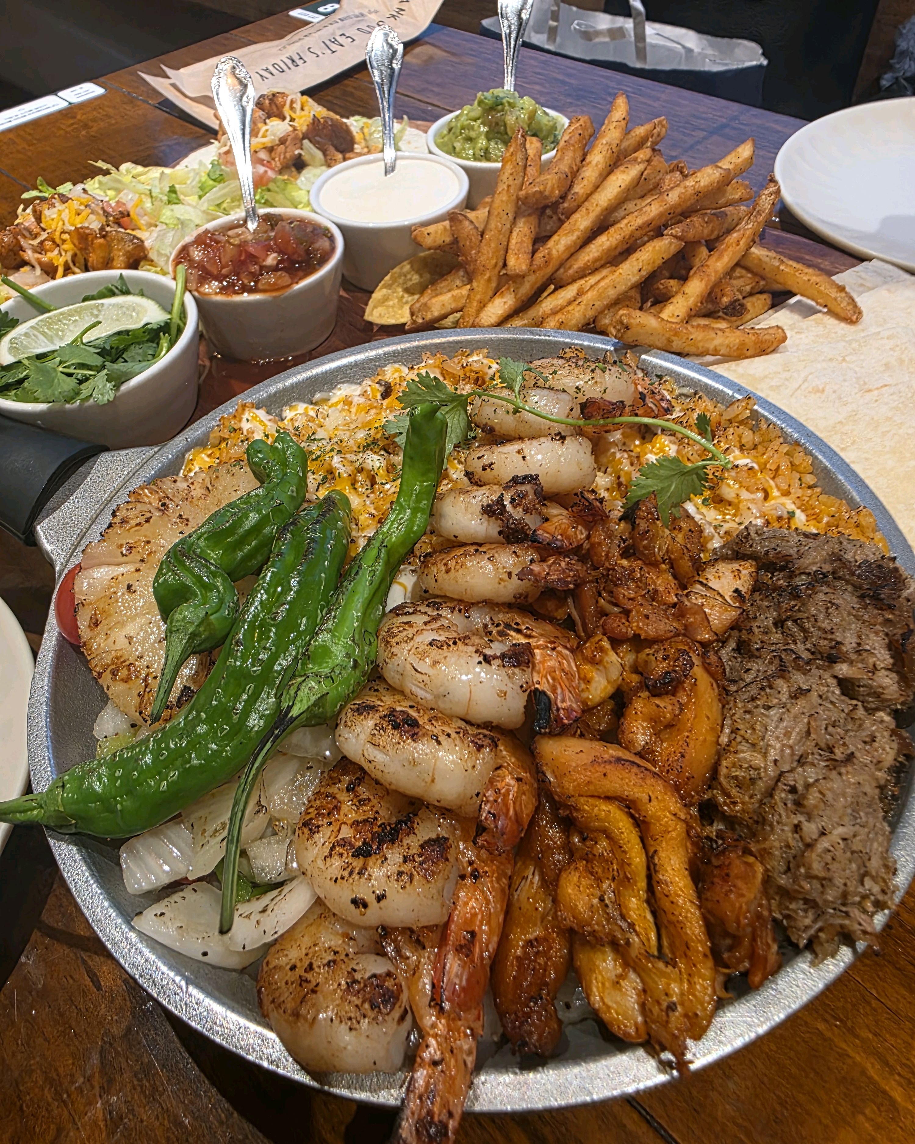 파히타 + 치킨타코 + 쉬림프 추가했더니 친구랑 싹싹 비워서 먹었어용🙈🩷💖 그리고 소스