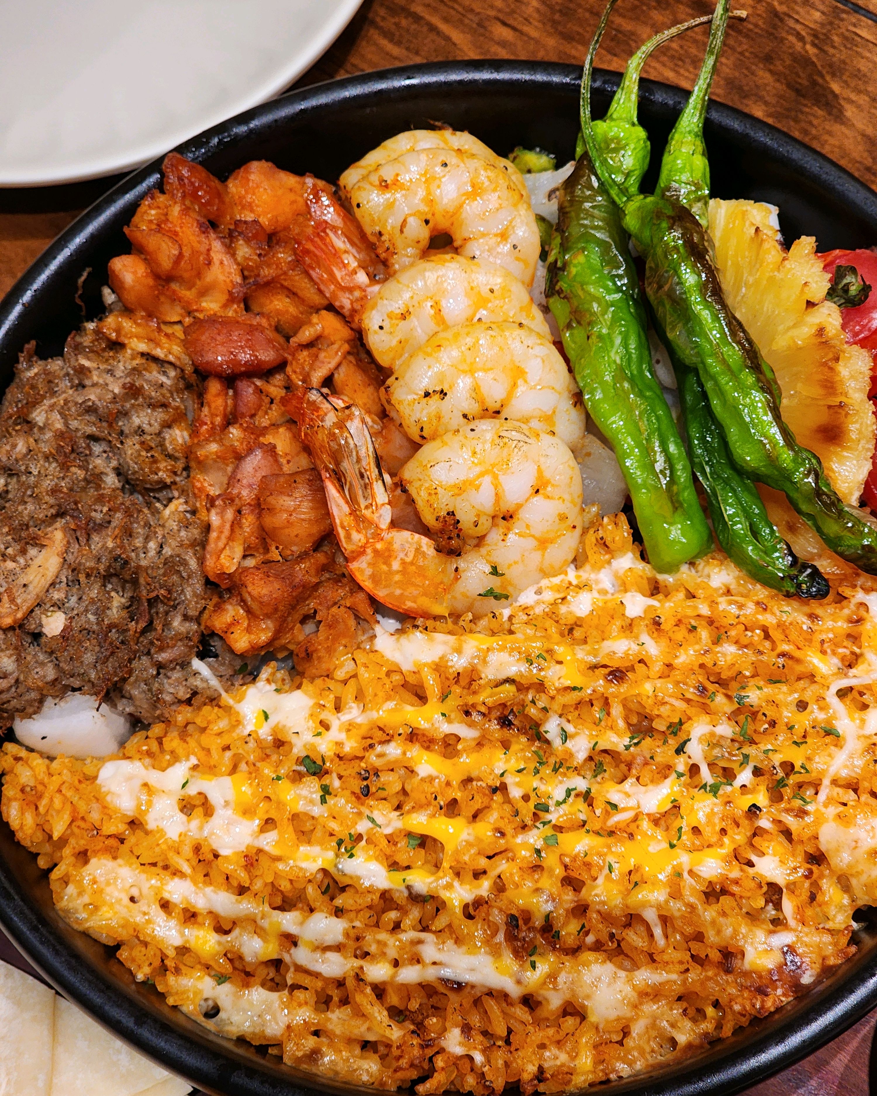 야채 신선하고, 새우도 크고 통통하고 음식 다 맛있어요 소스도 3가지나 주셔서 다양하게 먹
