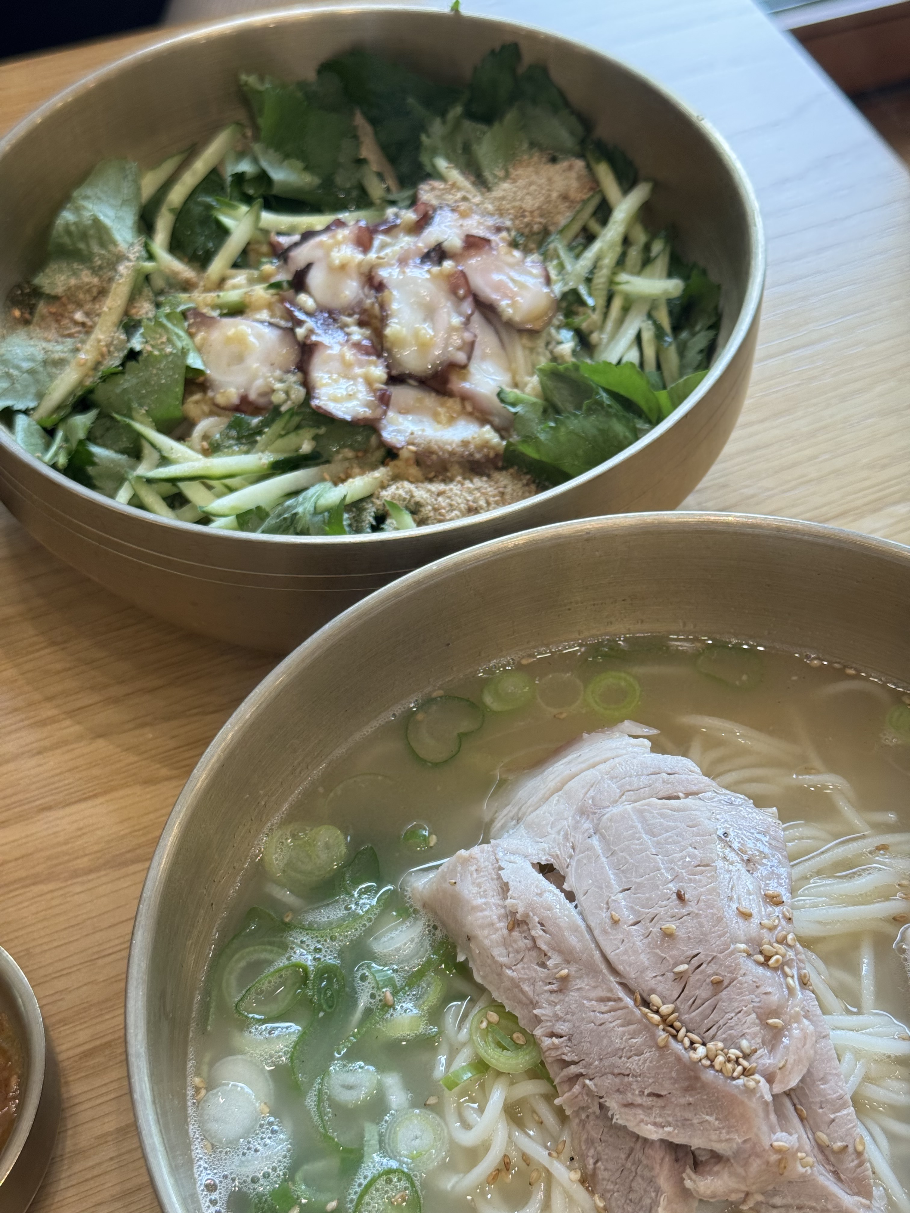 추천받아서 갔는데 음식도 맛있고, 일단 가게가 너무 예쁘더라구요! 공항 근처라 동선도 편리