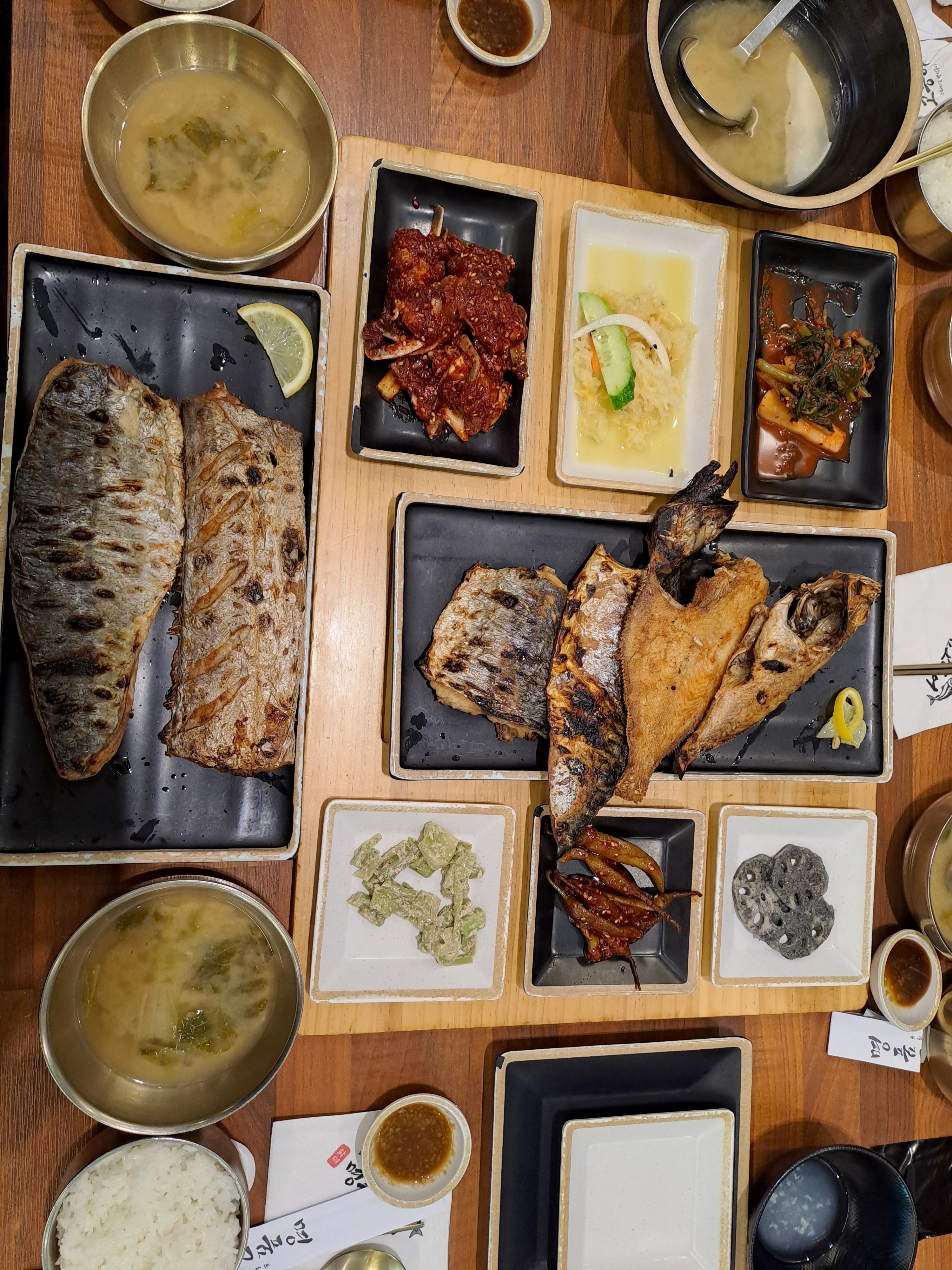 화덕에 생선 구워 나오는거라 여유있는 마음으로 최소한 30분정도는 기다려야합니다. 그럼 짜
