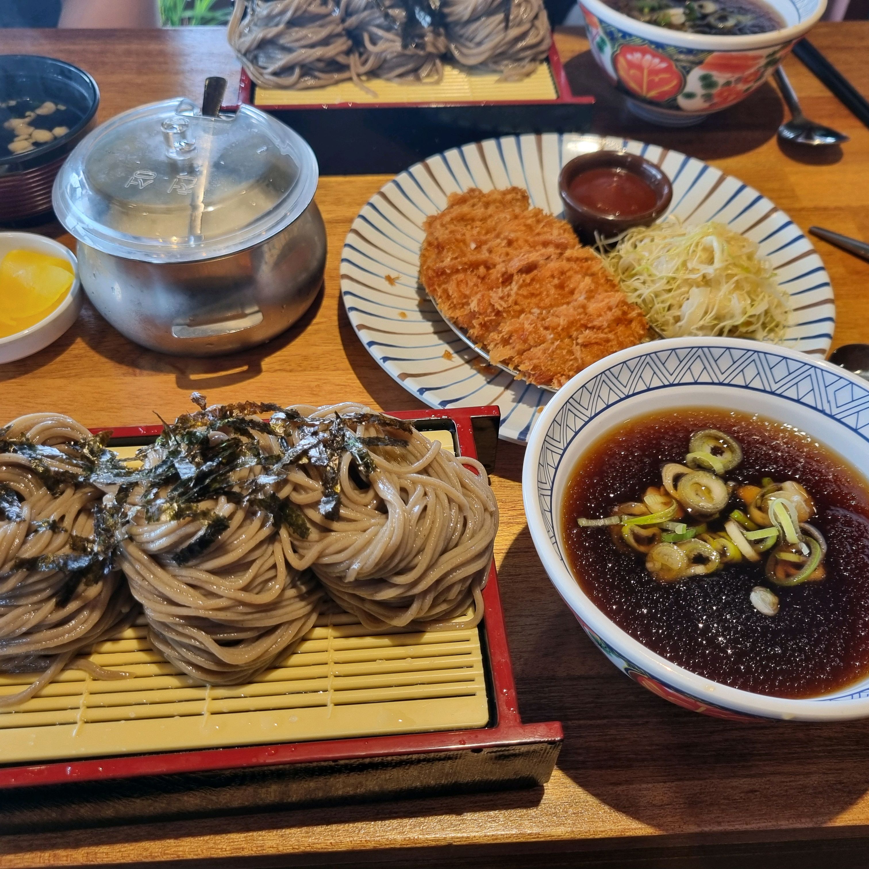 가족들과 너무 맛있게 먹고 갑니다 먹어본 소바 중 제일 맛있어요 가게 분위기도 좋고 다음어
