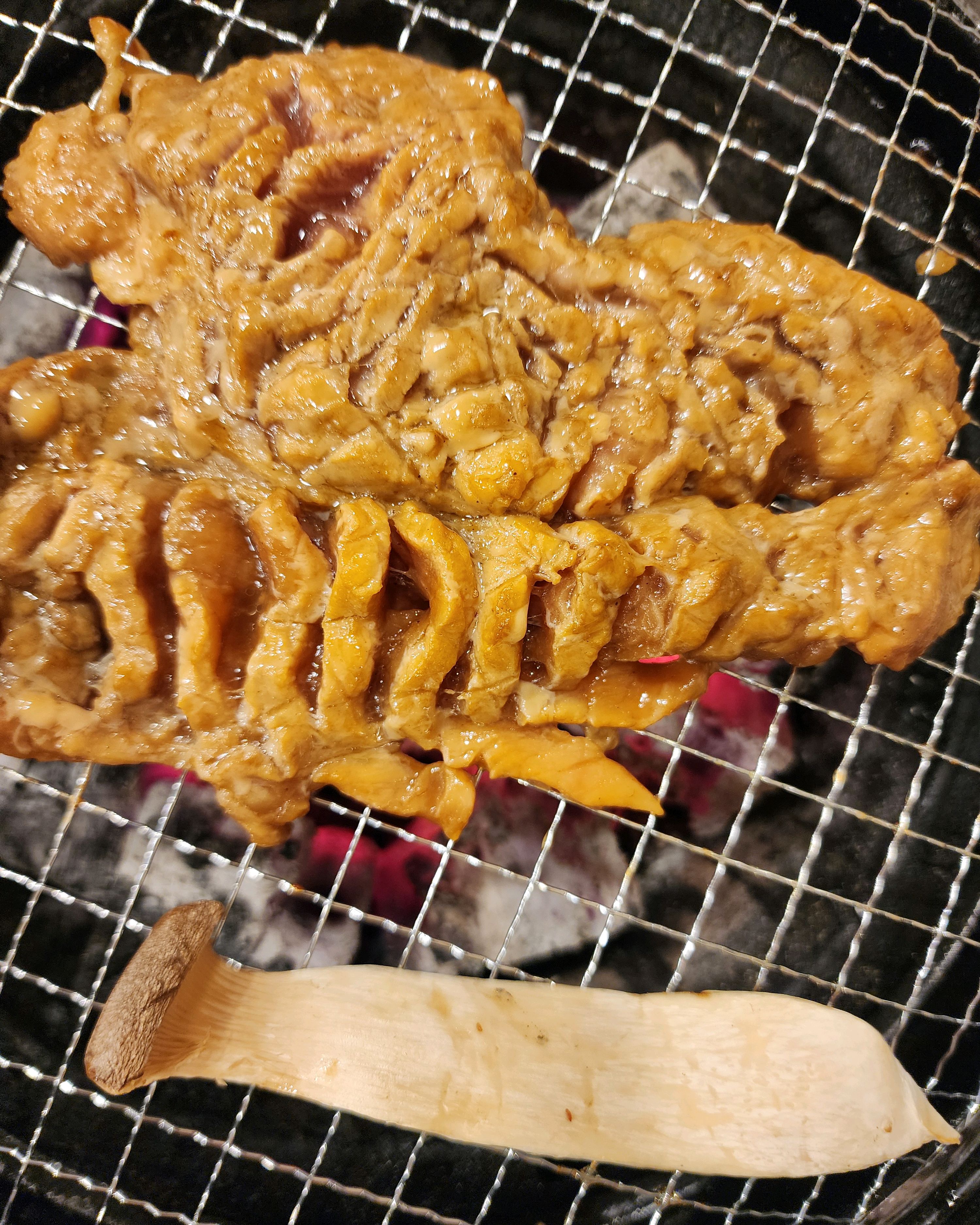 지난번에 왔는데 반찬도 맛있고 매장이 넓고 깨끗해서 부모님과 재방문했어요. 부모님도 고기가