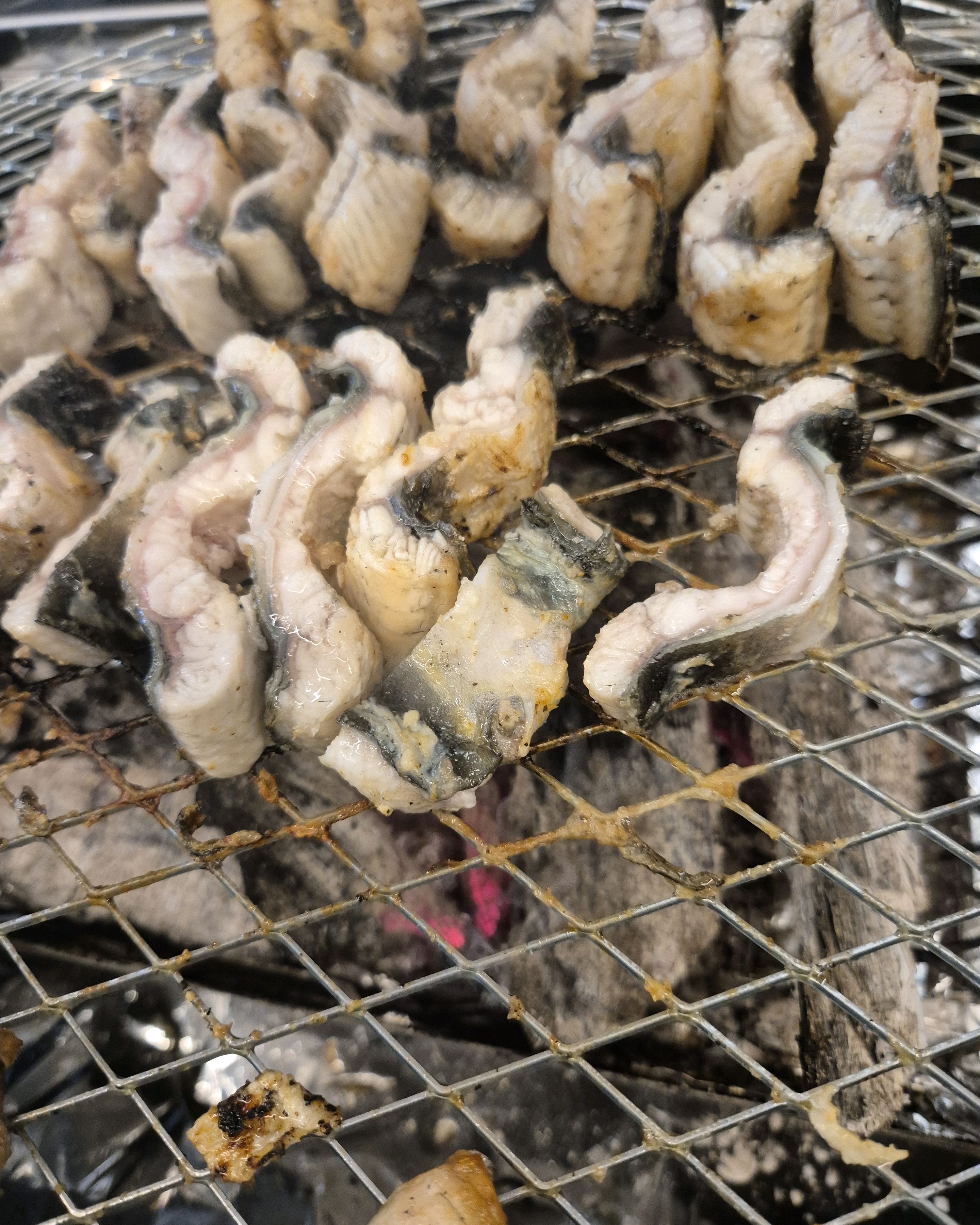 친척모임으로 왔는데 장어가 진짜 맛있구 사장님도 너무 친절하시구 매장이 깨끗하고 넓어요