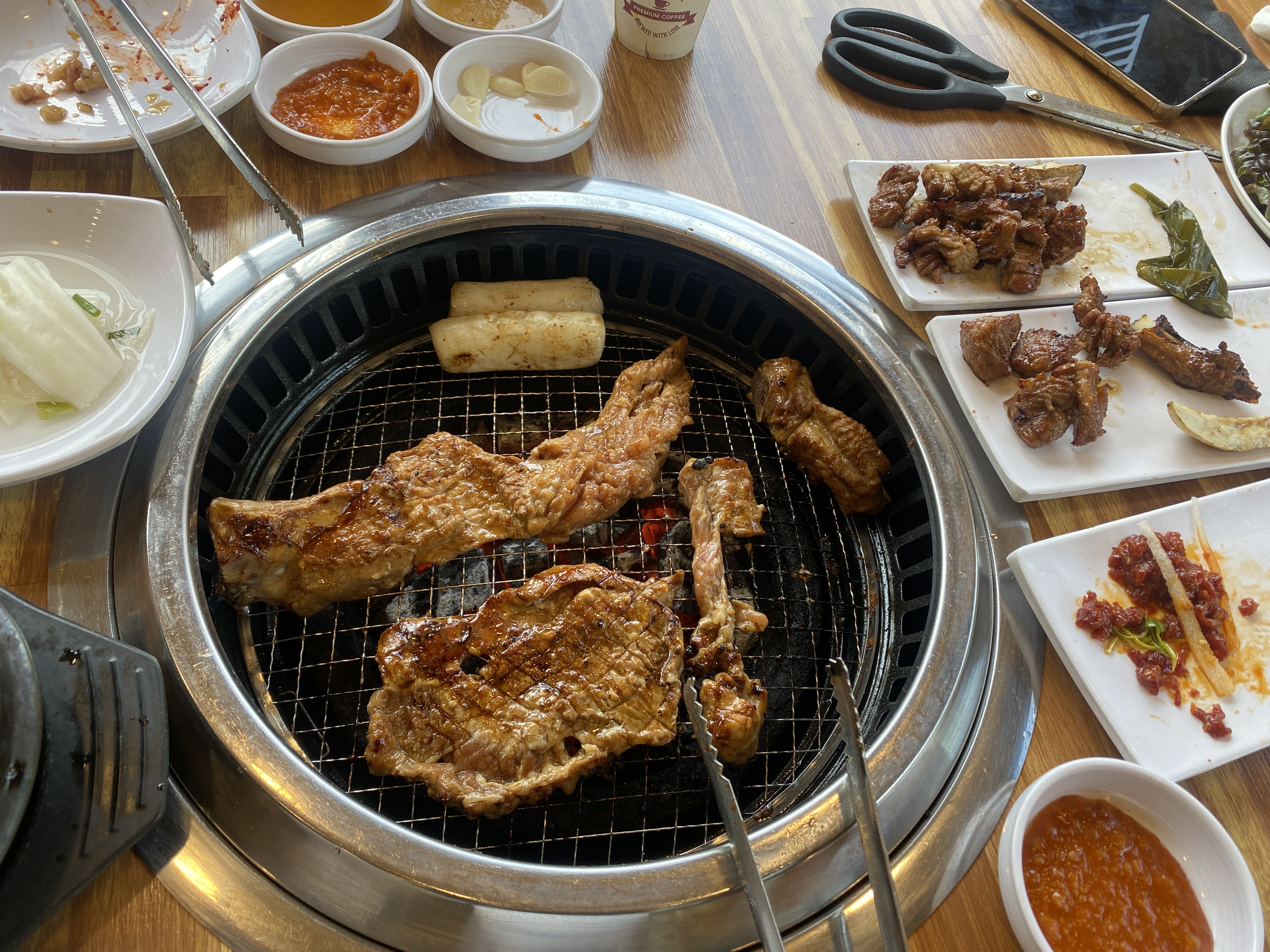 아빠 생신기념으로 가족모임했는데 양념고기, 밑반찬, 후식 다 맛있어요. - 대전 맛집 솔가숯불갈비 대전직영점