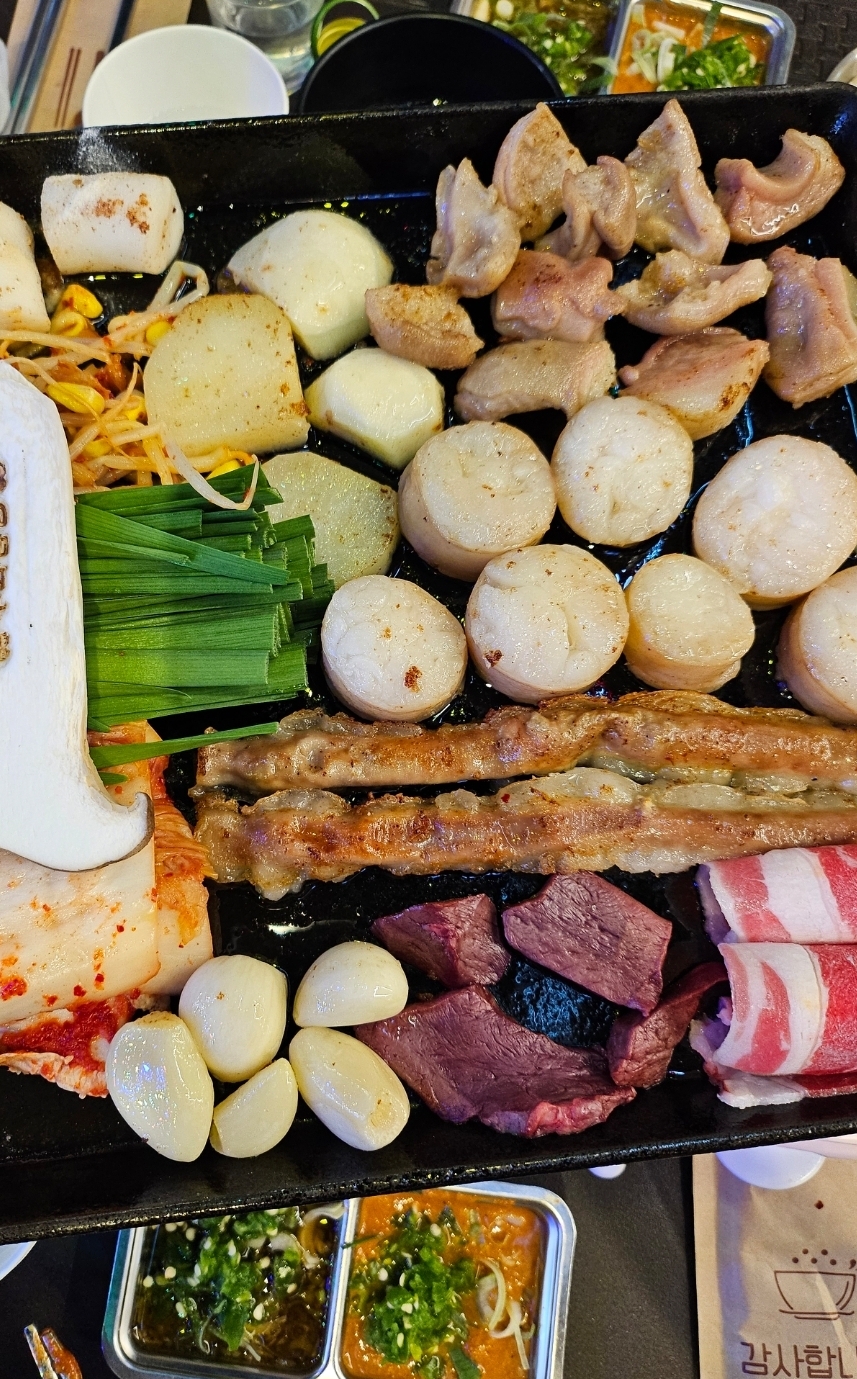 기본으로 나오는 반찬들이 탄탄하고 밖에 야외테이블이 있어 술한잔하기 좋아요 - 대전 맛집 우화곱창