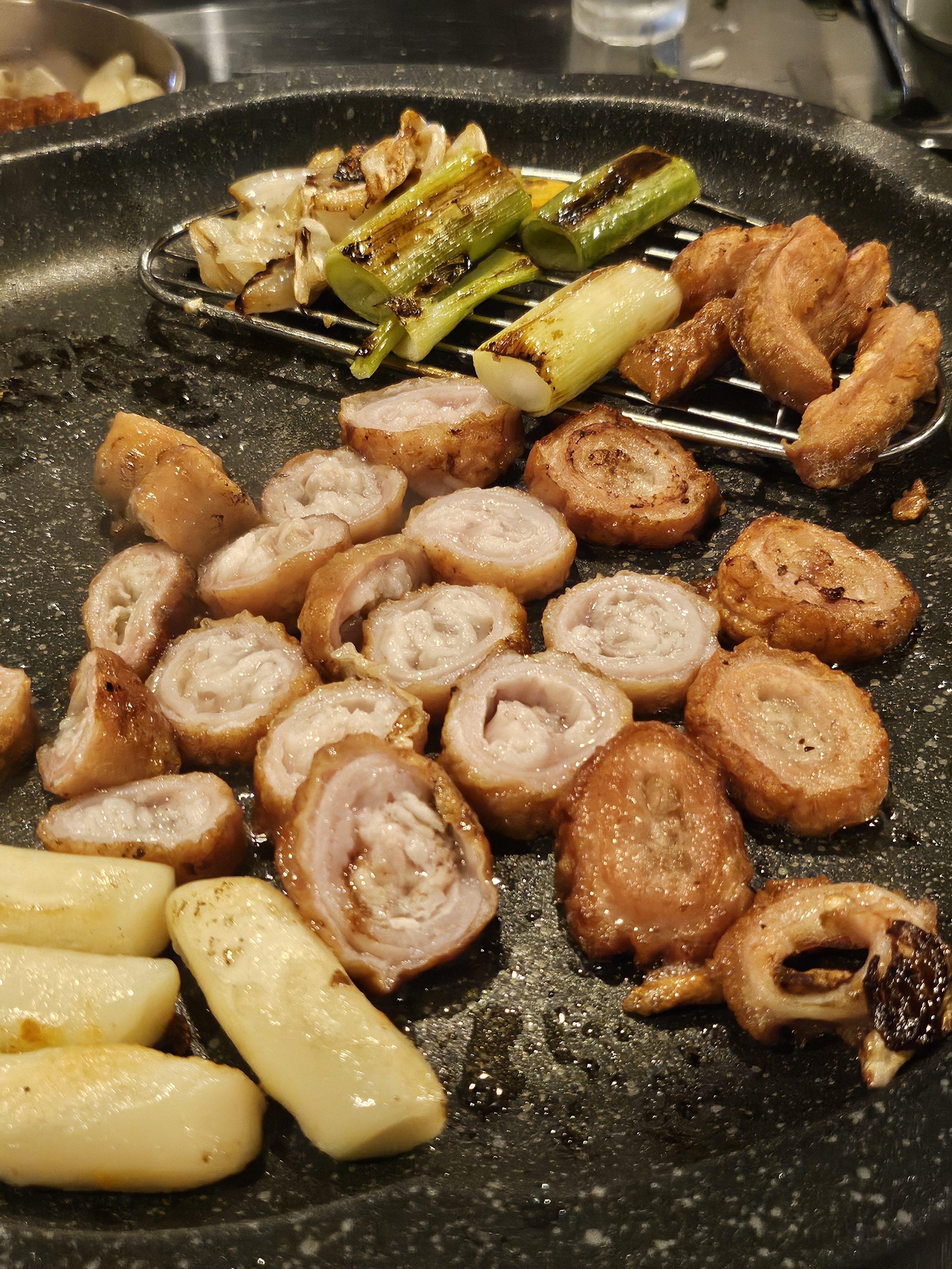 연잎숙성막창이라고해서 무슨맛일까 했는데 확실히 부드럽고 잡내안나고 연잎향이 입속에 퍼지면서