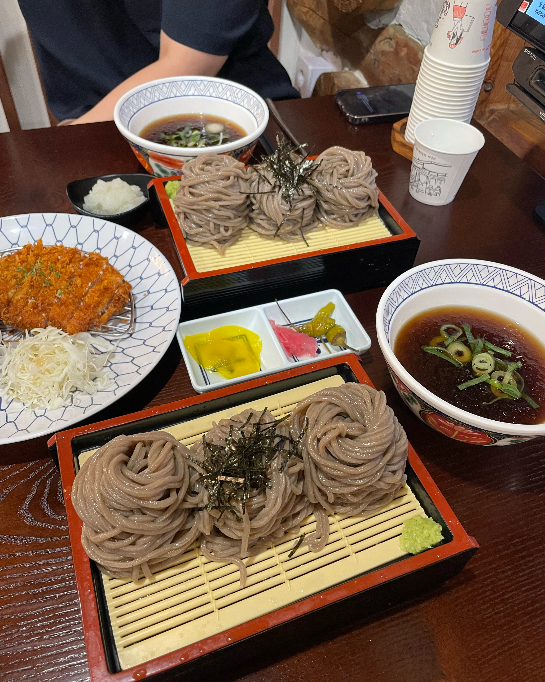 소바면도 탱글탱글하고 육수도 맛있네요! 그리고 꾼만두도 맛있었어요~! 또 생각날 것 같아요