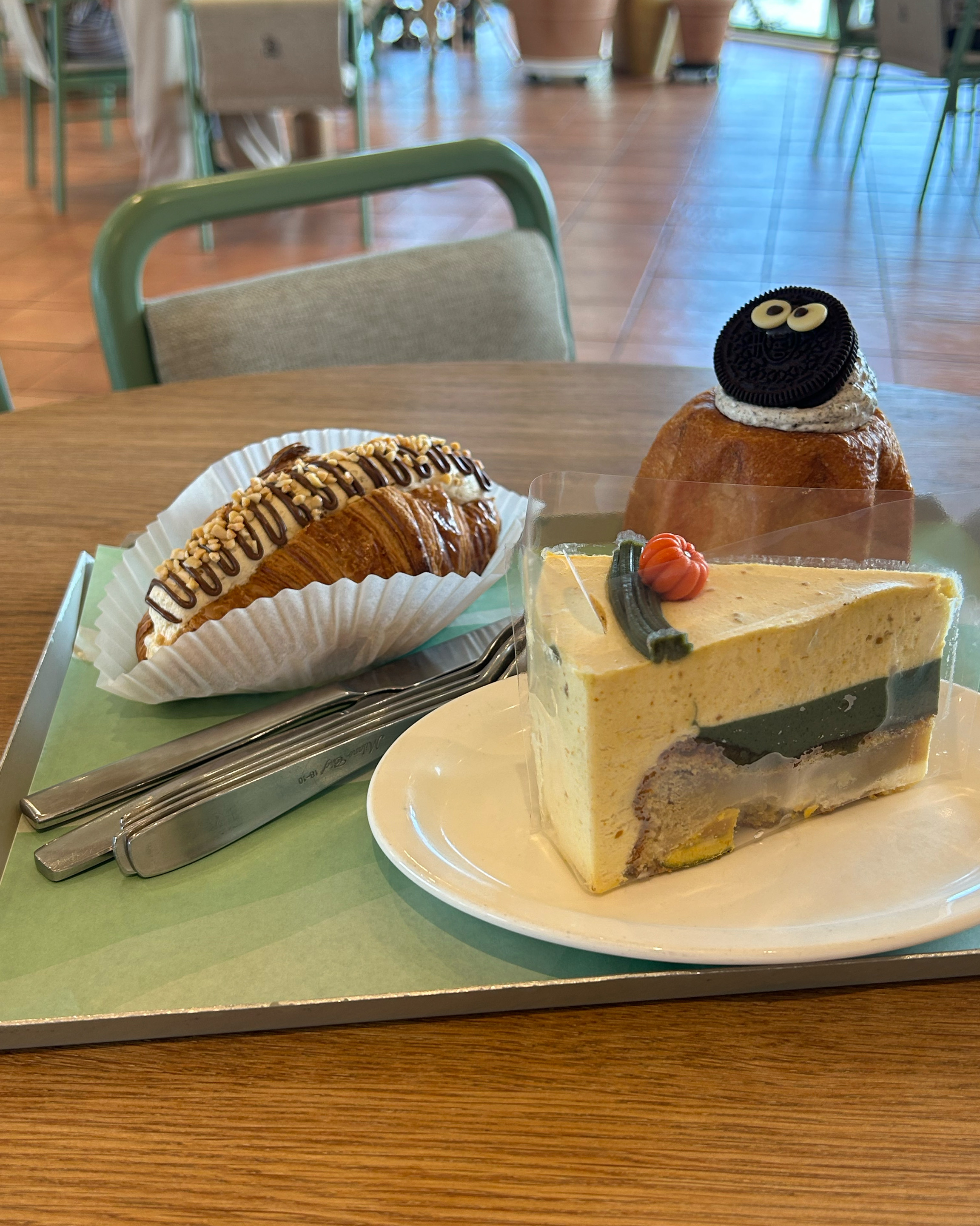 주말이라 품절된 빵이 있어 아쉬웠지만 뷰가 좋고 빵이 맛있어요 - 제주 맛집 서귀피안 베이커리