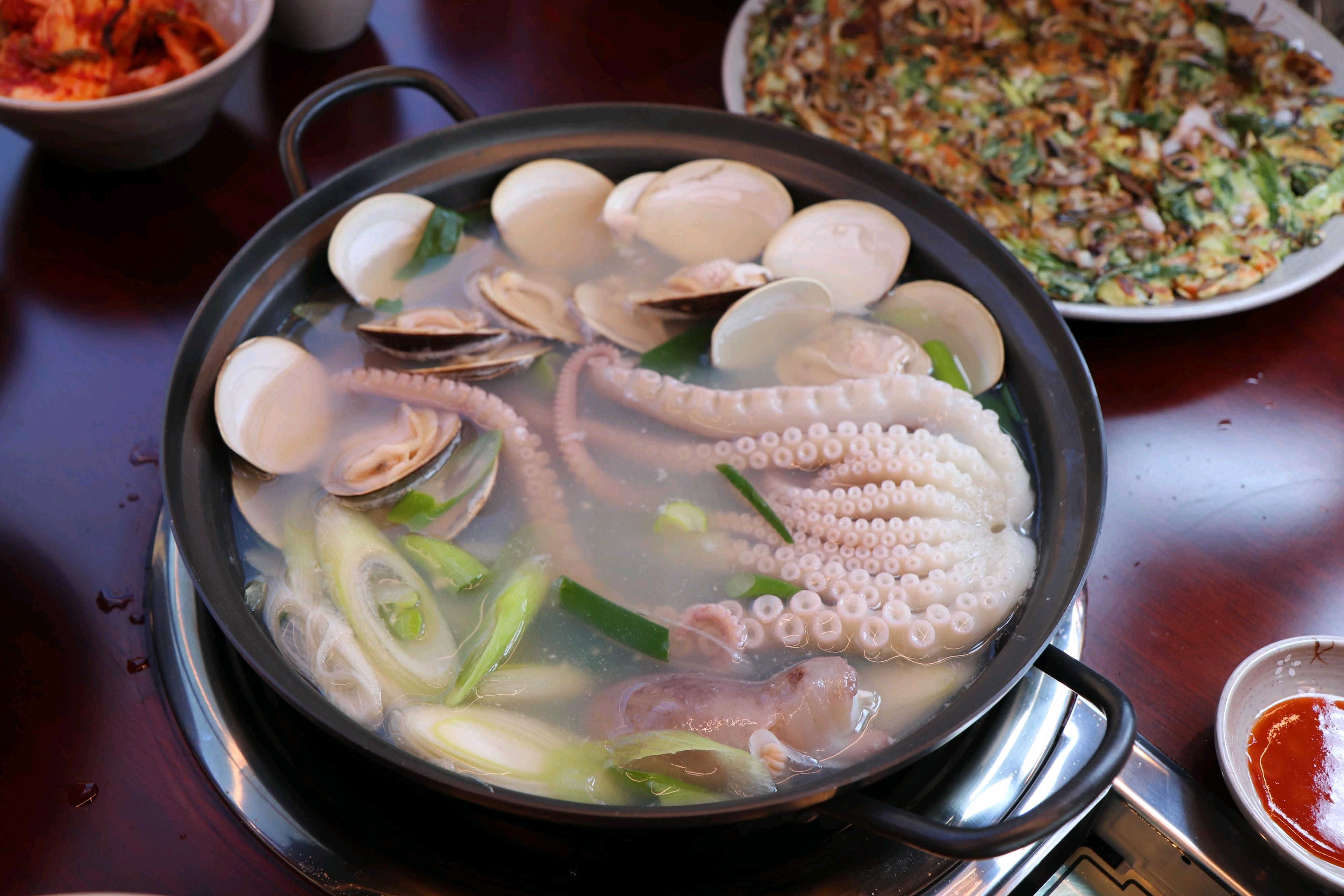 정말 만족하는 메뉴였어요 얼큰한맛 한우차돌수제비 먹고 담백한 맛도 좋다고 해서 다음엔 그것