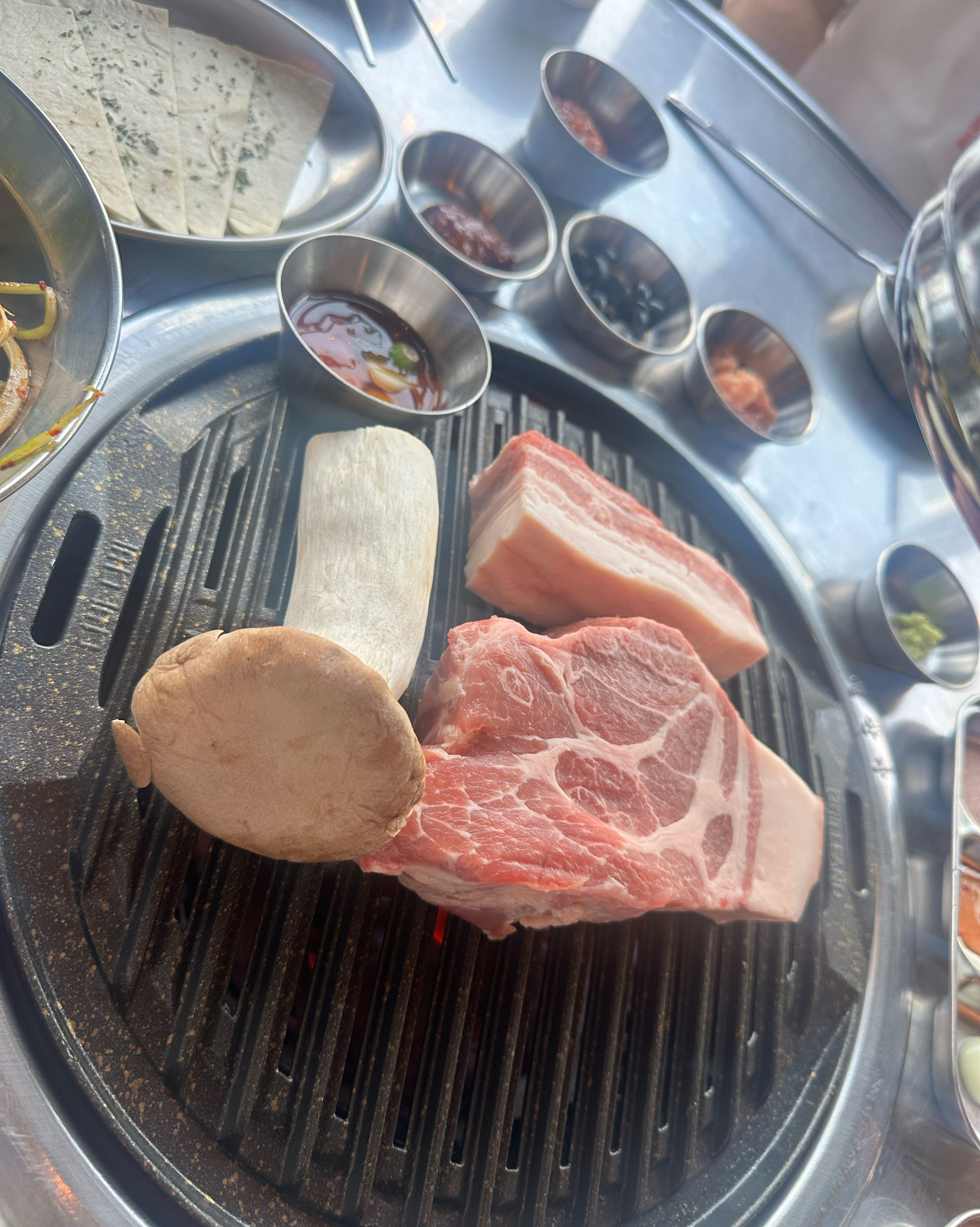재료도 신선하고 고기가 두껍고 질이 좋아요~ - 아바이마을 맛집 달빛돈가 속초본점