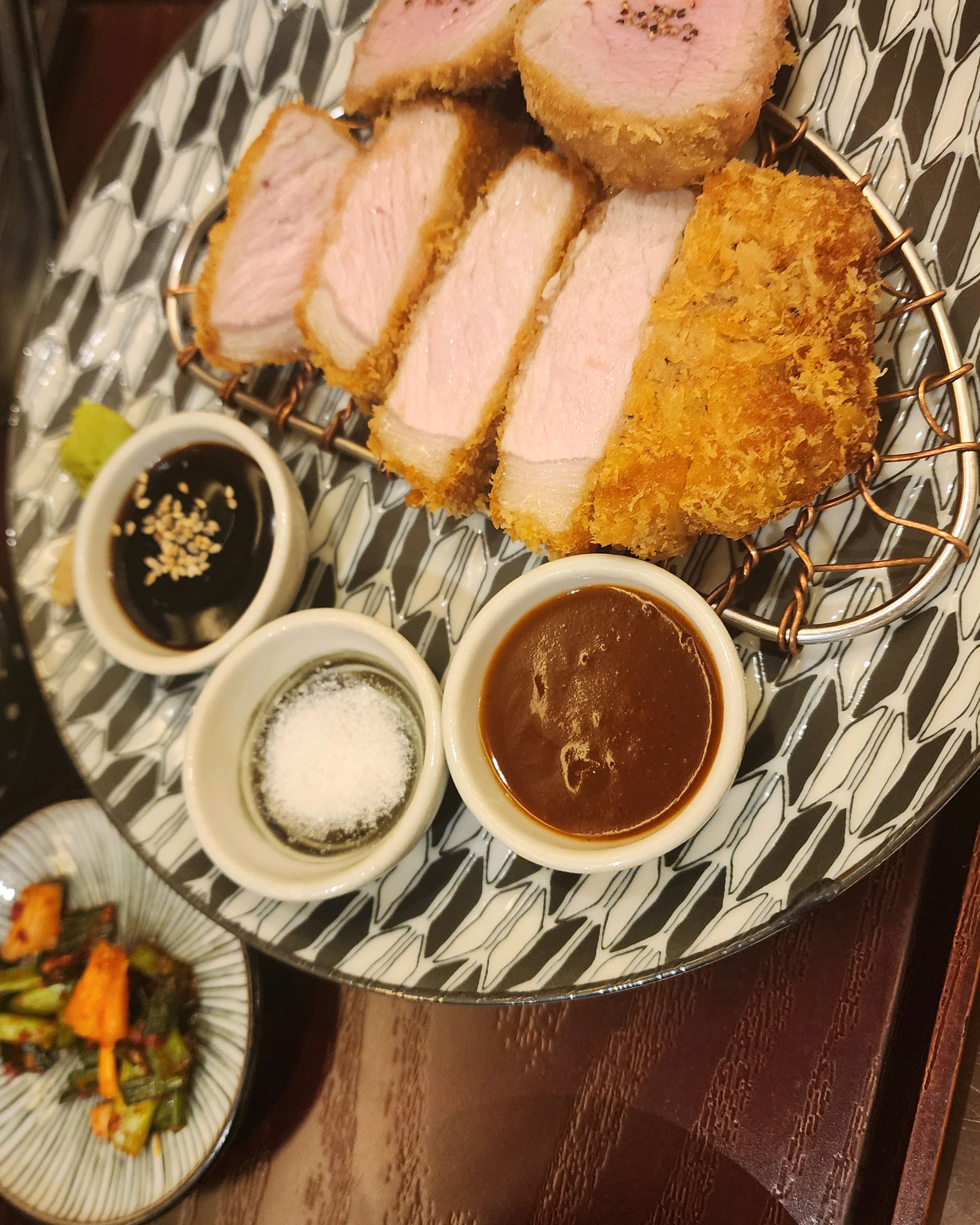 튀김이 바삭하고 느끼하지 않아서 정말 좋았어요. - 압구정 맛집 스미카츠 압구정 본점