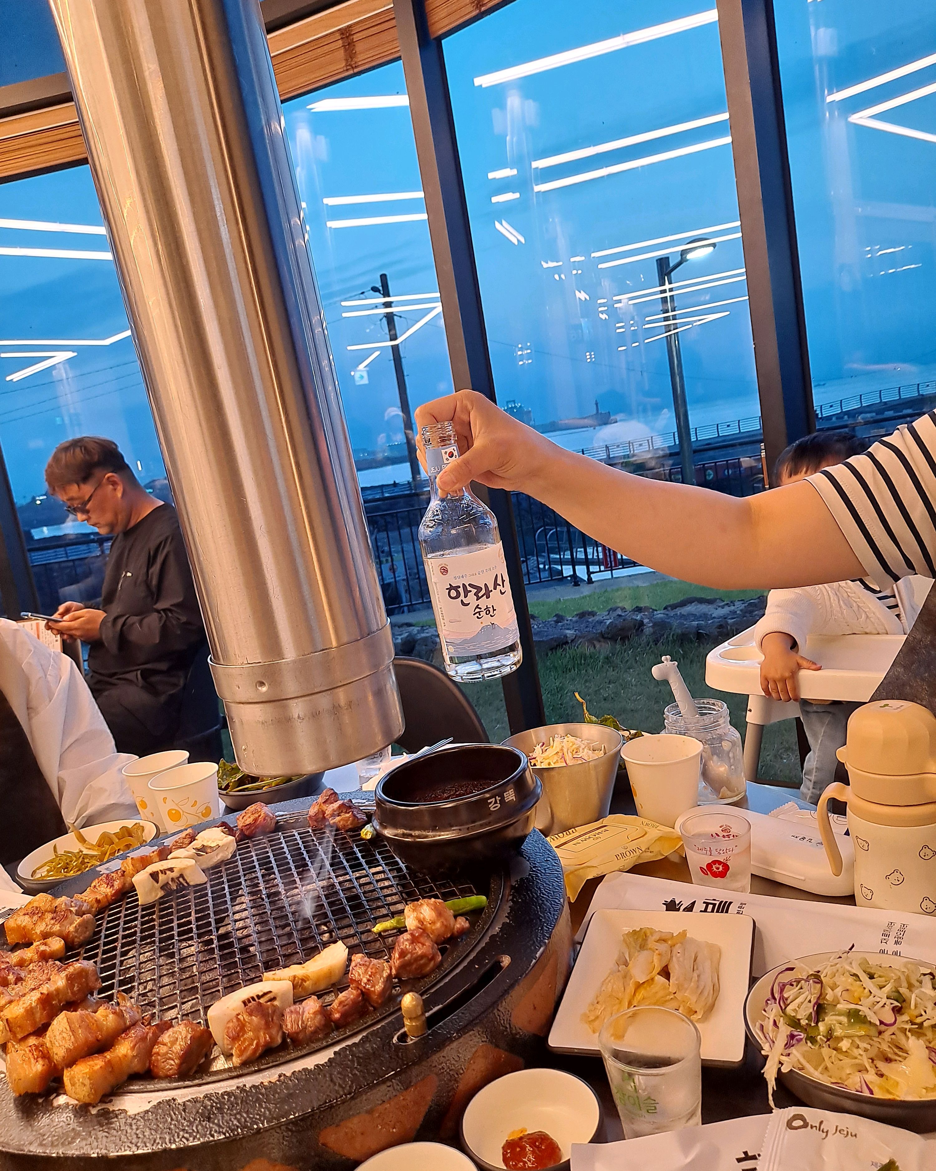 제주바다도 이쁘게 보이고 고기도 너무 맛있어요~~ - 제주 맛집 돝밭 애월흑돼지
