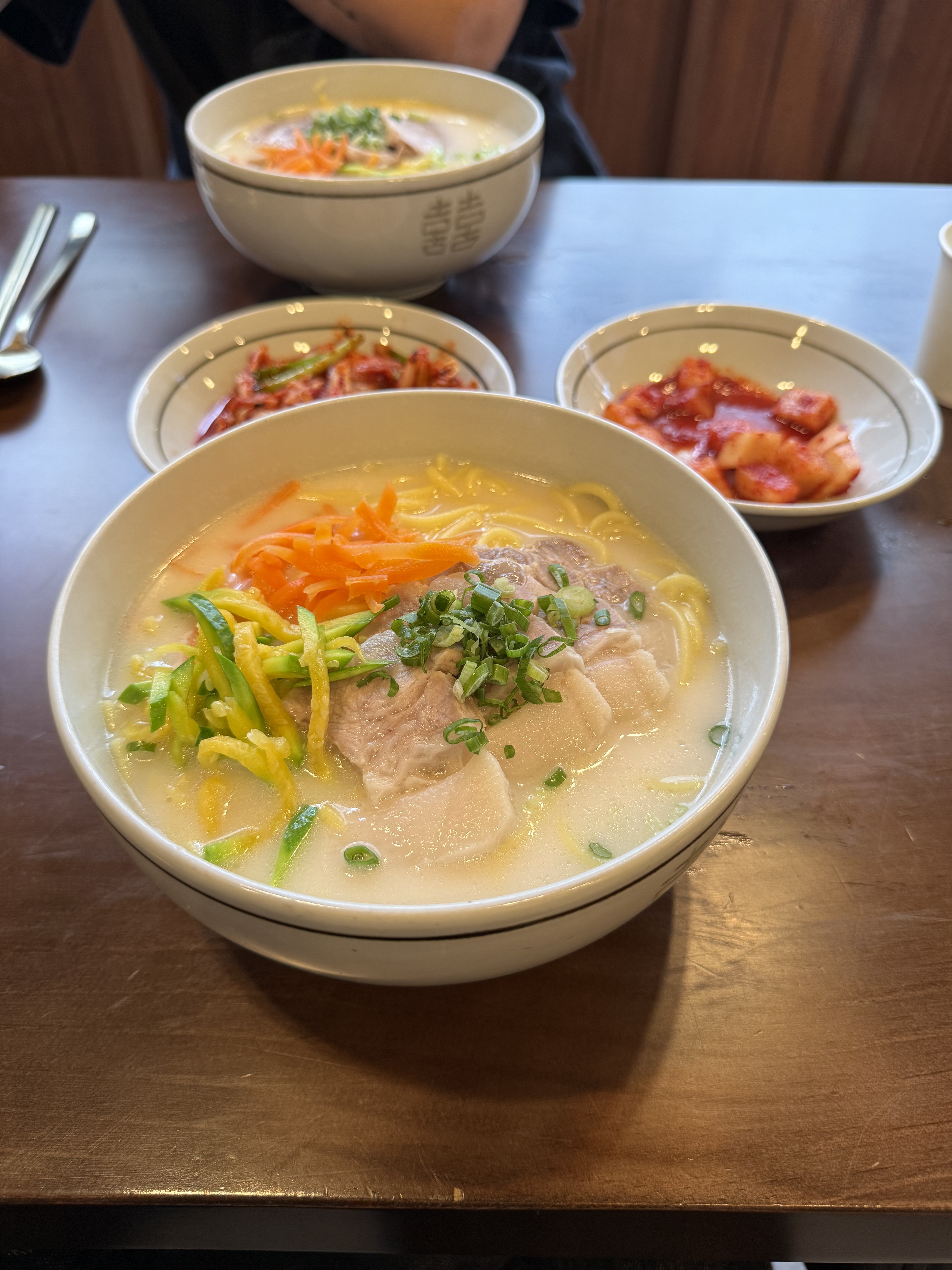 제주 오자마자 바로 먹으러 왔습니다! 다른 사람들이 말씀하신 것 처럼 엄청 맛있네요! 김치