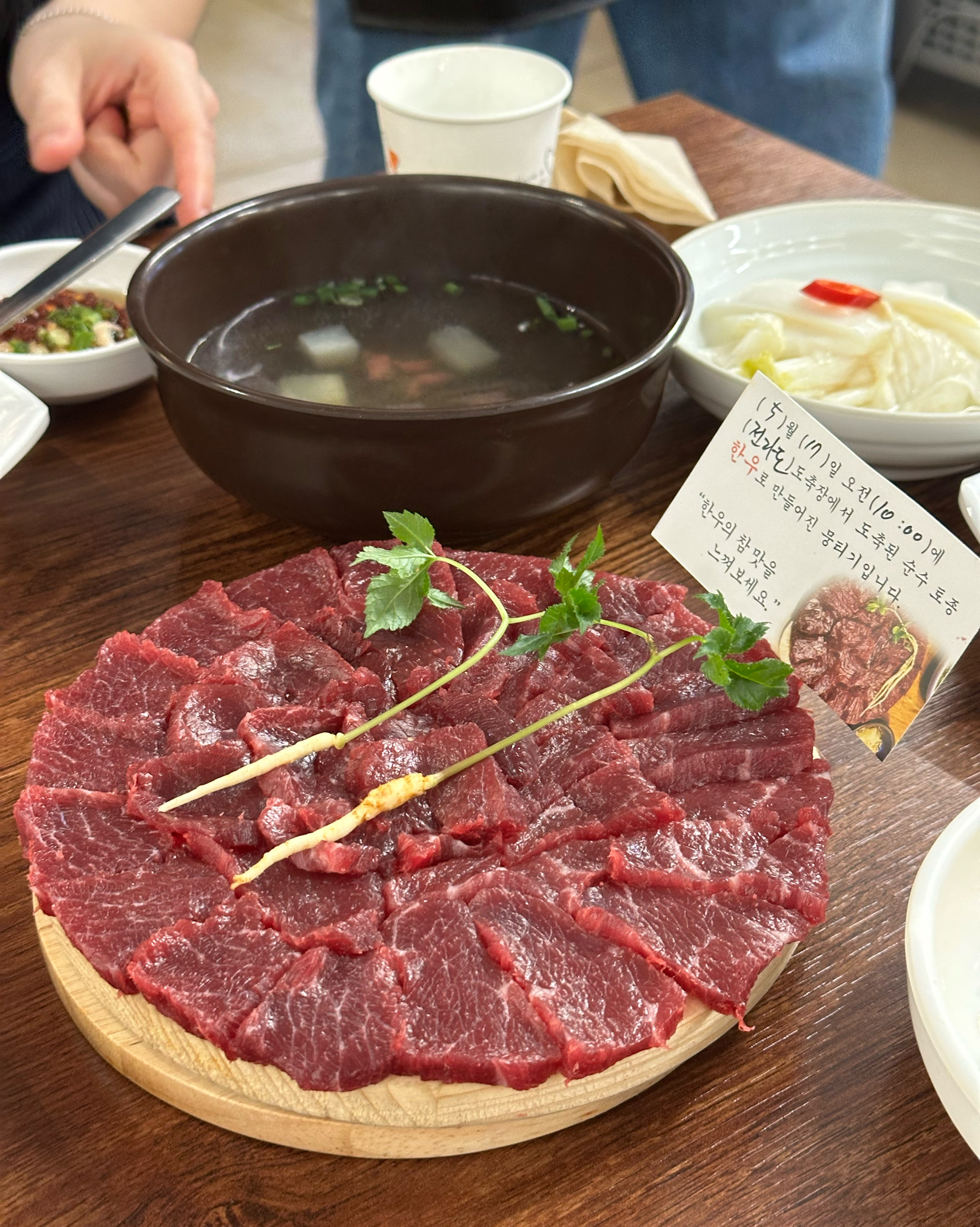 대구 여행으로 뭉티기를 맛보기 워해서 왔어요!! 뭉티기랑 육회가 너무 맛있었어요!! 강추합