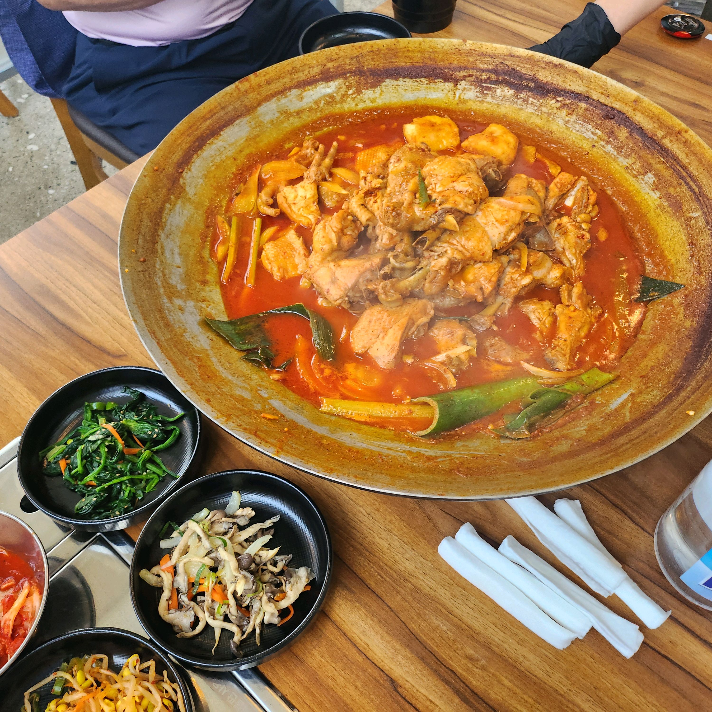 닭고기도 너무 부드럽고 너무 맛있게 잘먹었습니다. - 대전 맛집 솥뚜껑 본가 수피아