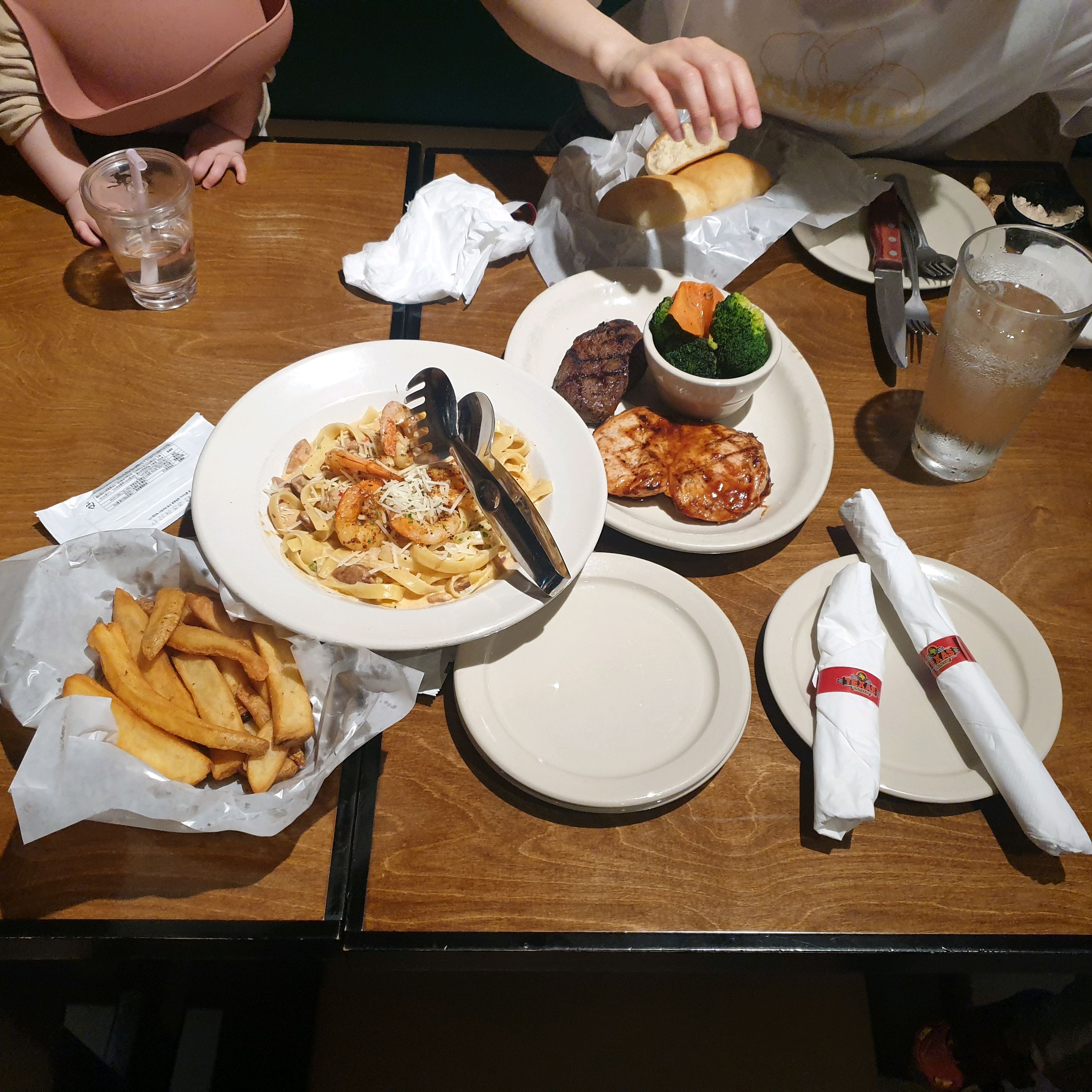 아이들과 갔는데 맛이 짜지 않아 아이들 먹이기도 좋았고 아기의자, 수저도 준비해주시고 엄청