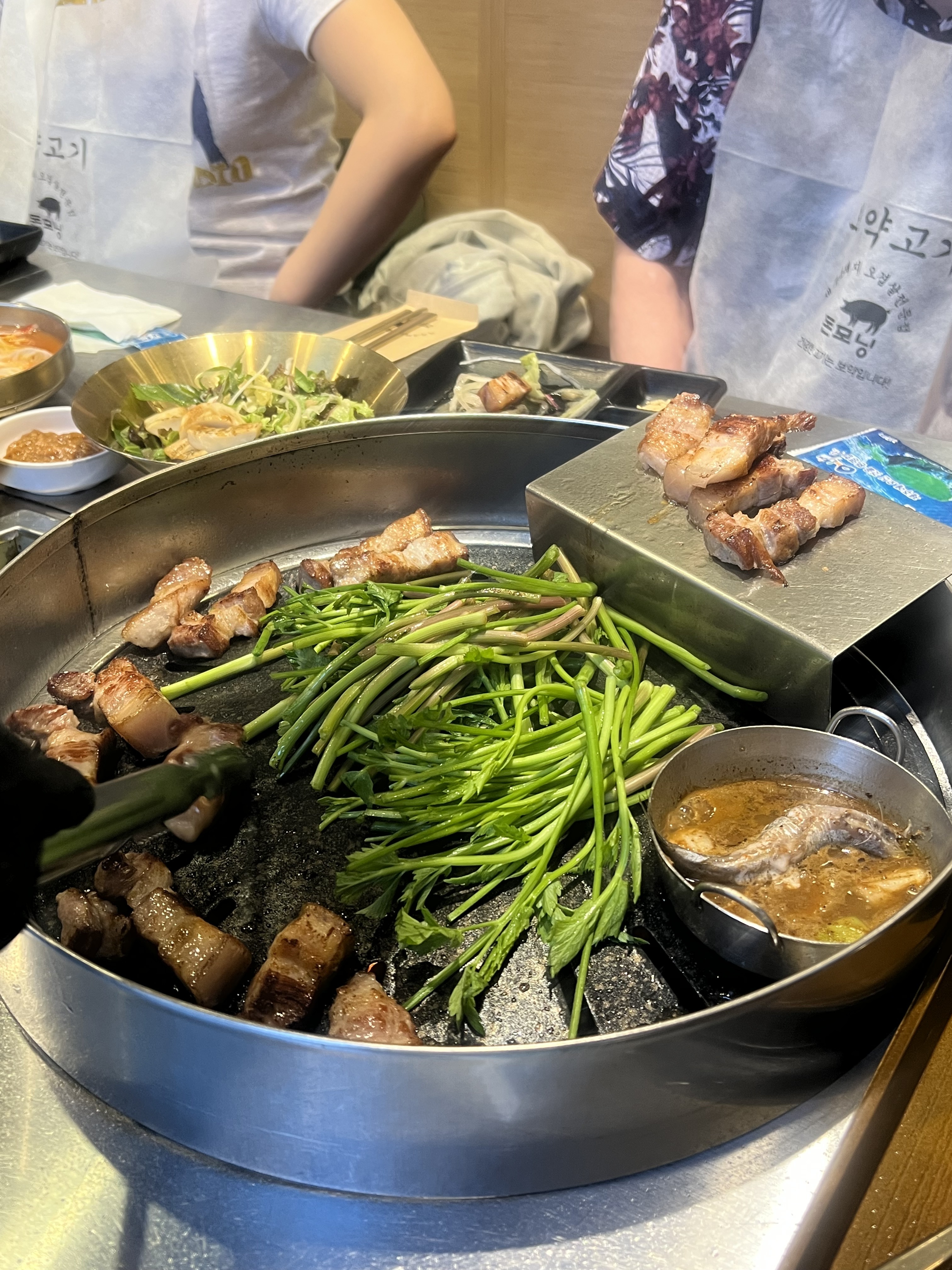 가족들이랑 주말 식사하려고 방문했어요. 자리가 넓어서 여러명 앉기 용의하고, 고기도 직접 