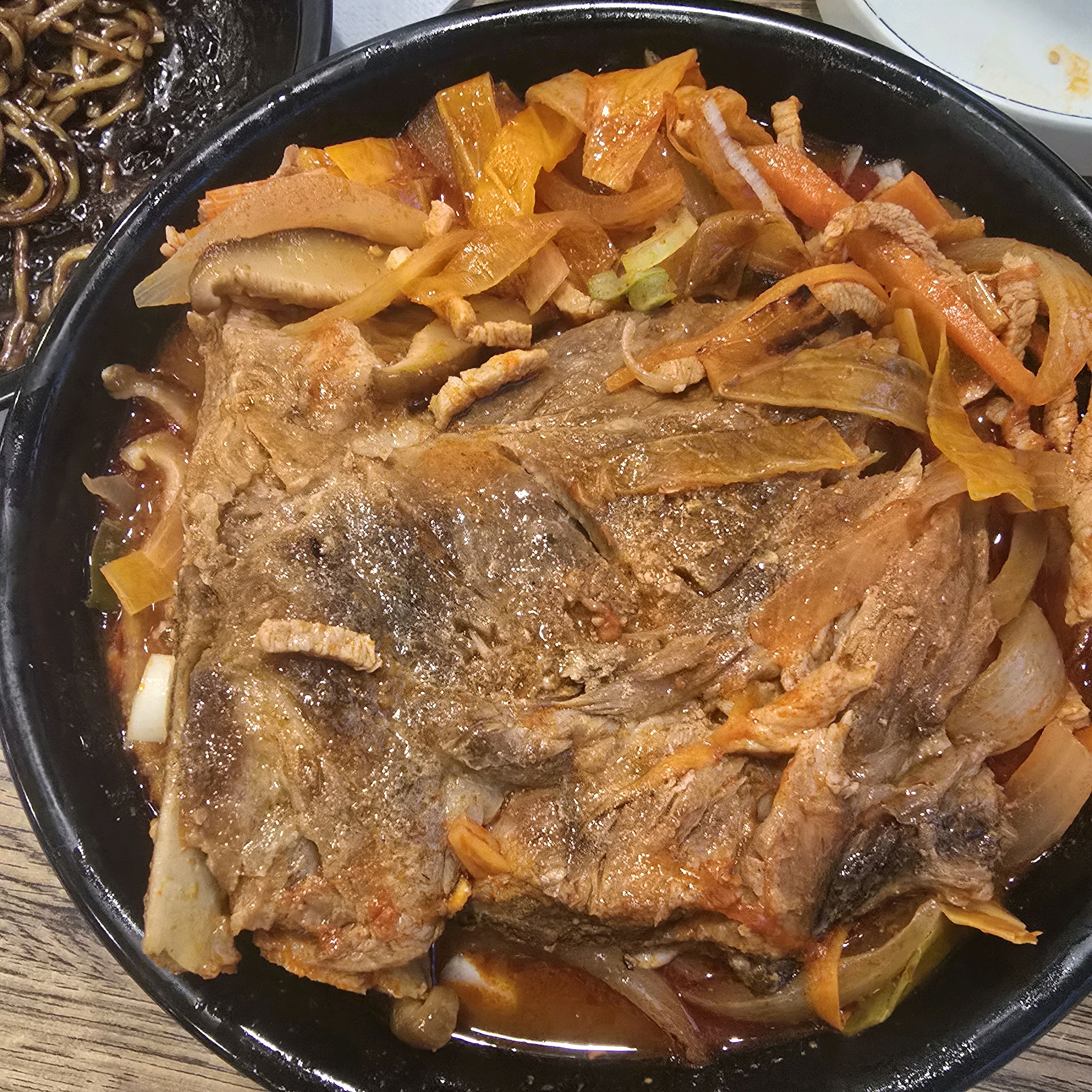 뼈짬뽕.잡채덮밥.탕수육 시켰는데 짬뽕에 든 뼈가 대왕뼈입니다 살바르고 뜯어도 푸짐함.탕수육